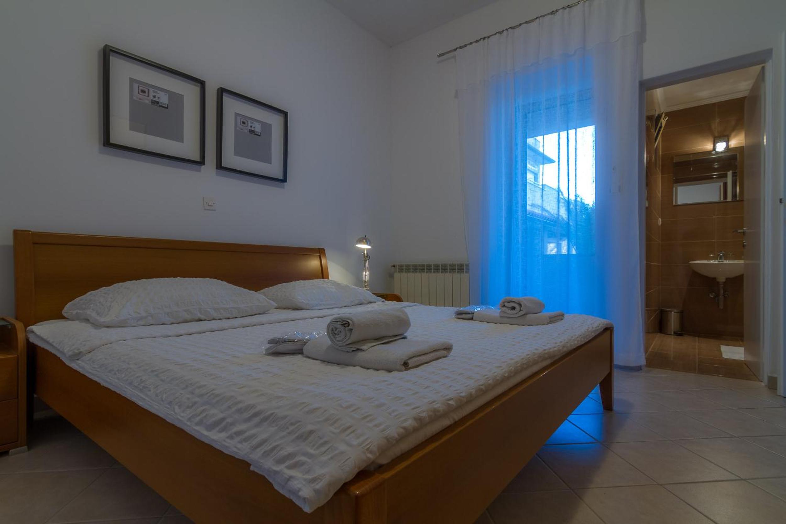 Apartment with Balcony and Sea View - Photo 11