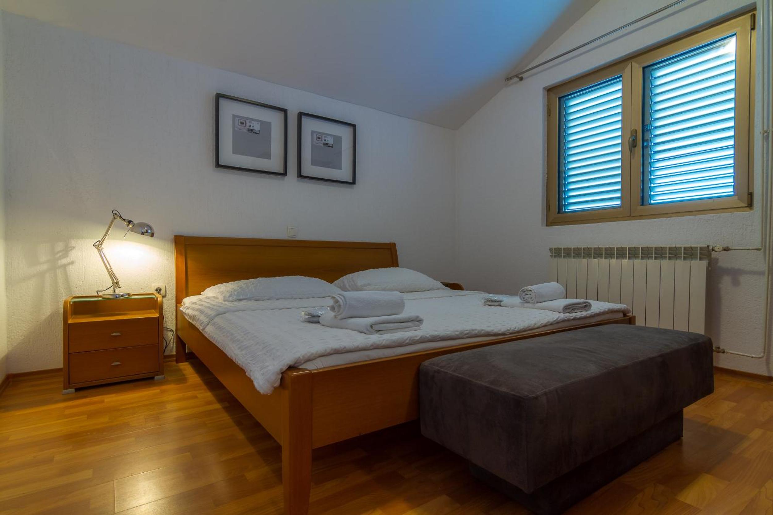 Apartment with Balcony and Sea View - Photo 13