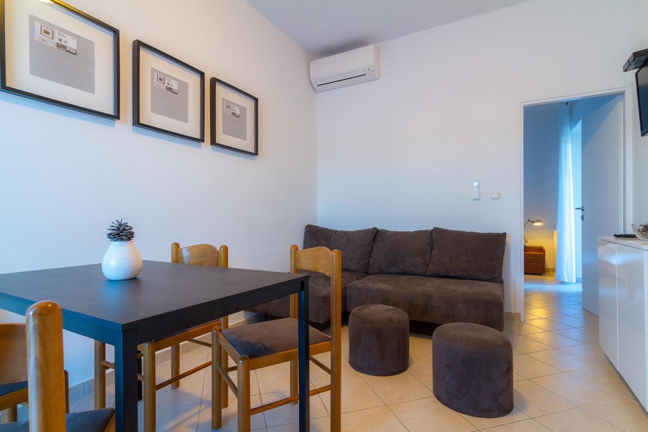 Apartment with Balcony and Sea View - Photo 6