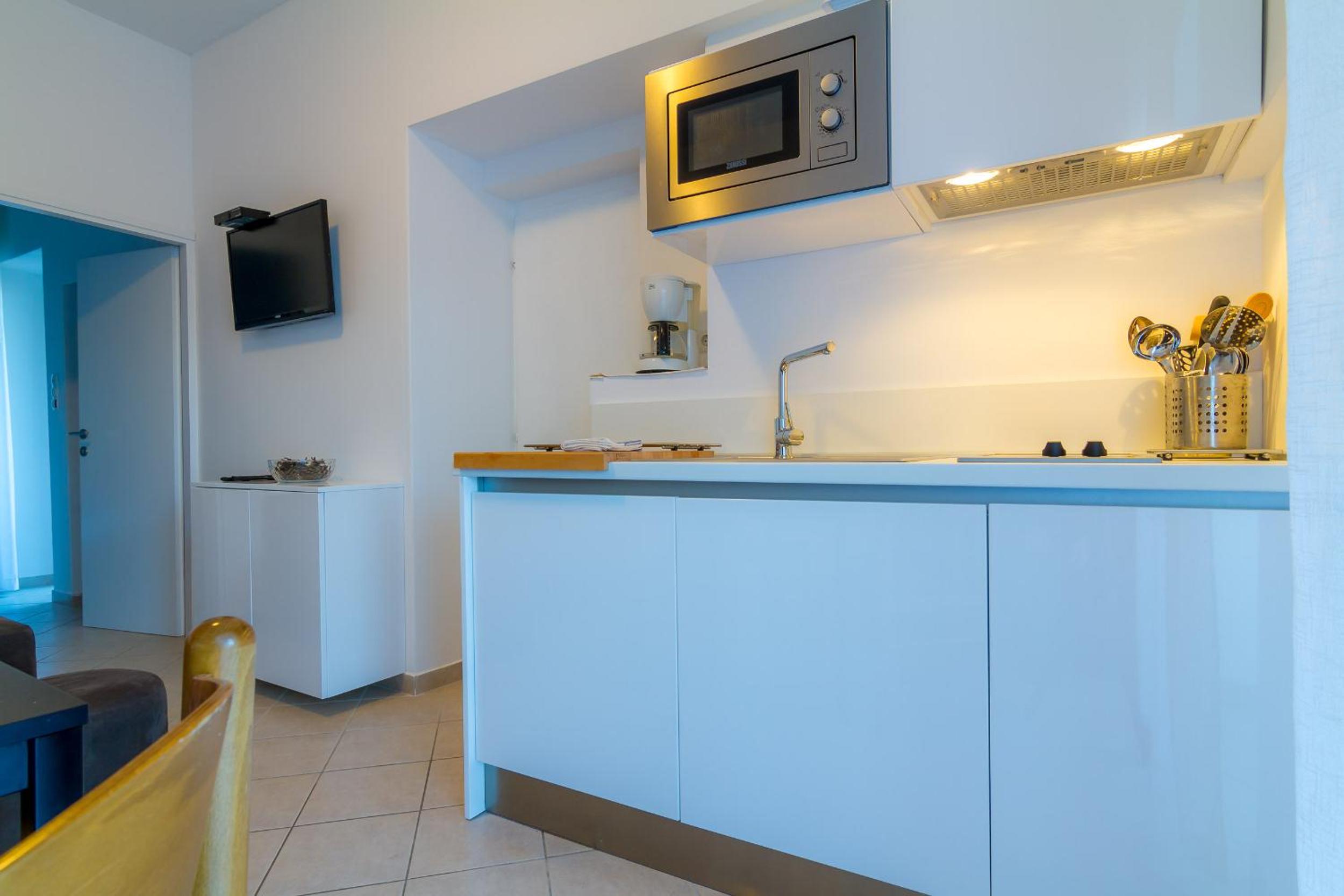 Apartment with Balcony and Sea View - Photo 14