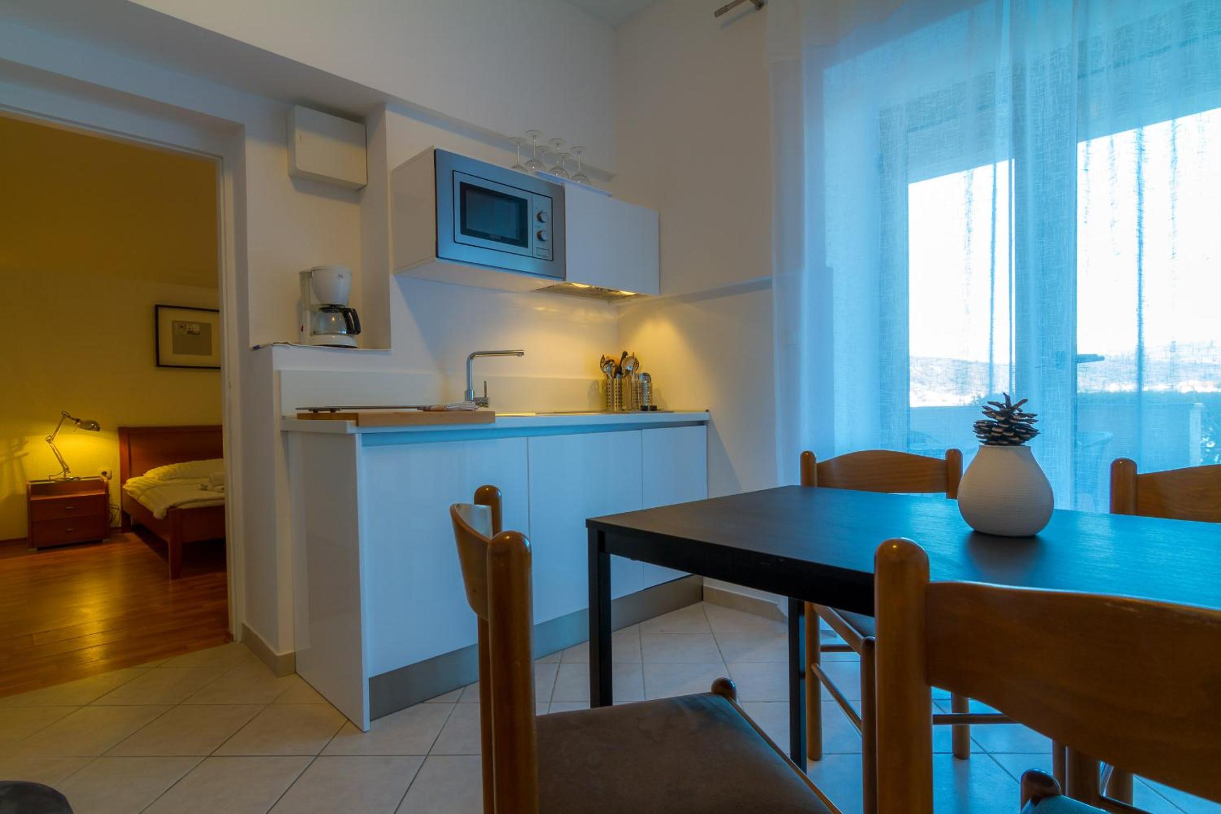 Apartment with Balcony and Sea View - Photo 12