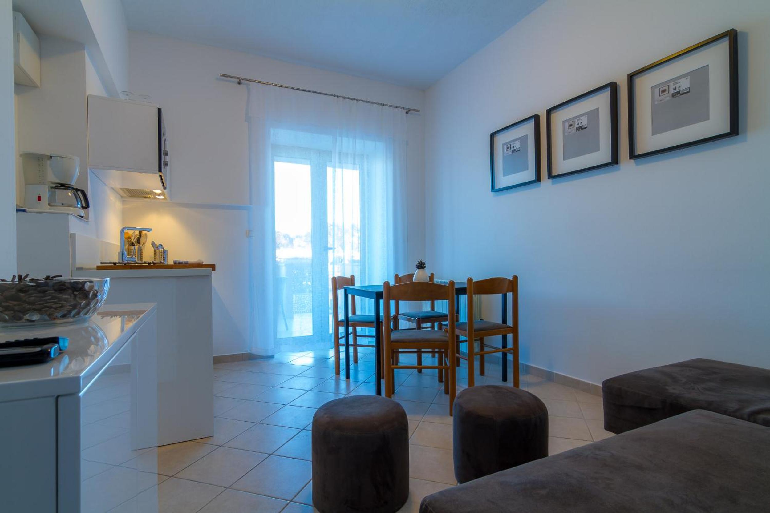 Apartment with Balcony and Sea View - Photo 7