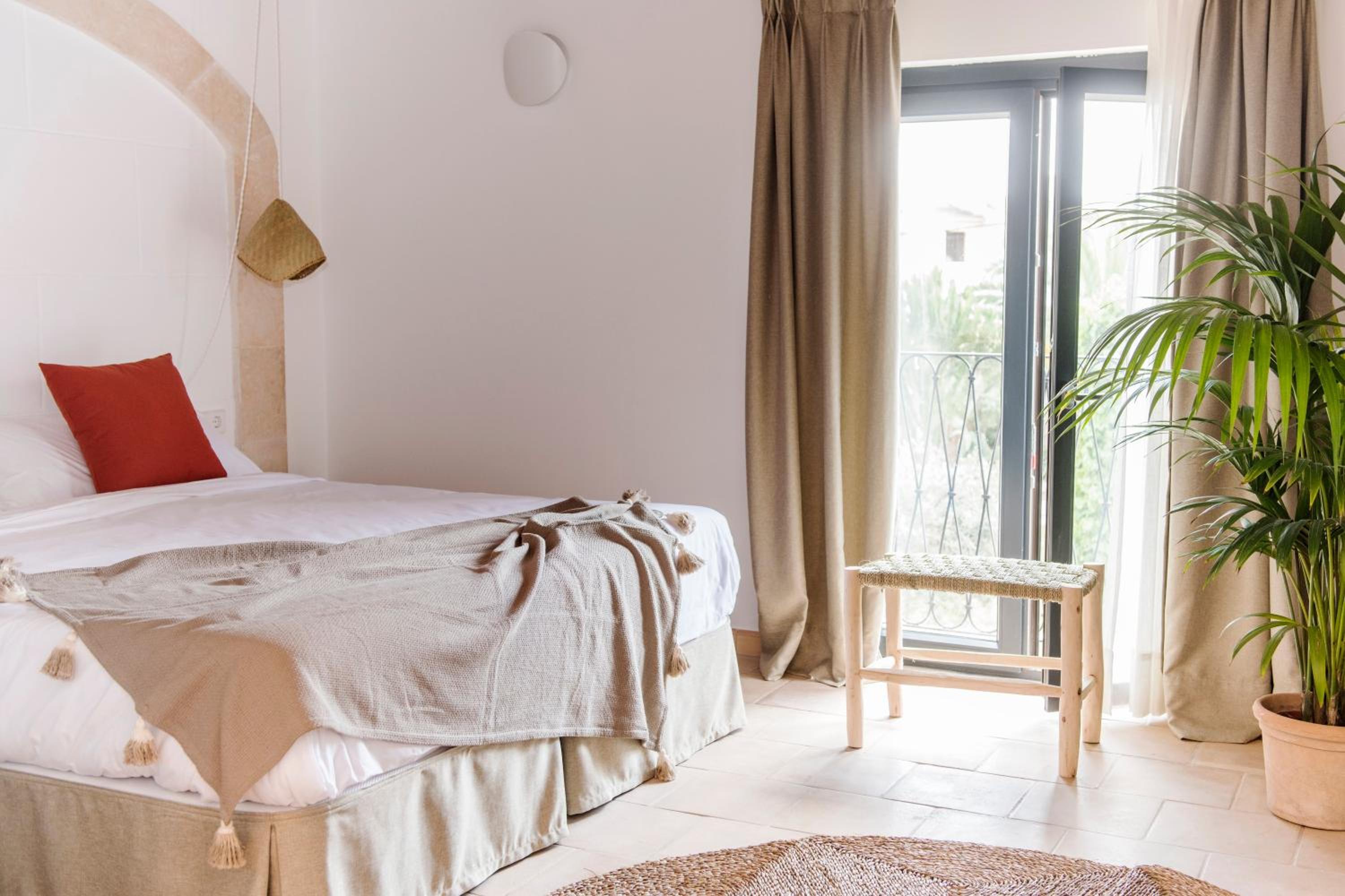 Large Double Room - Photo 4