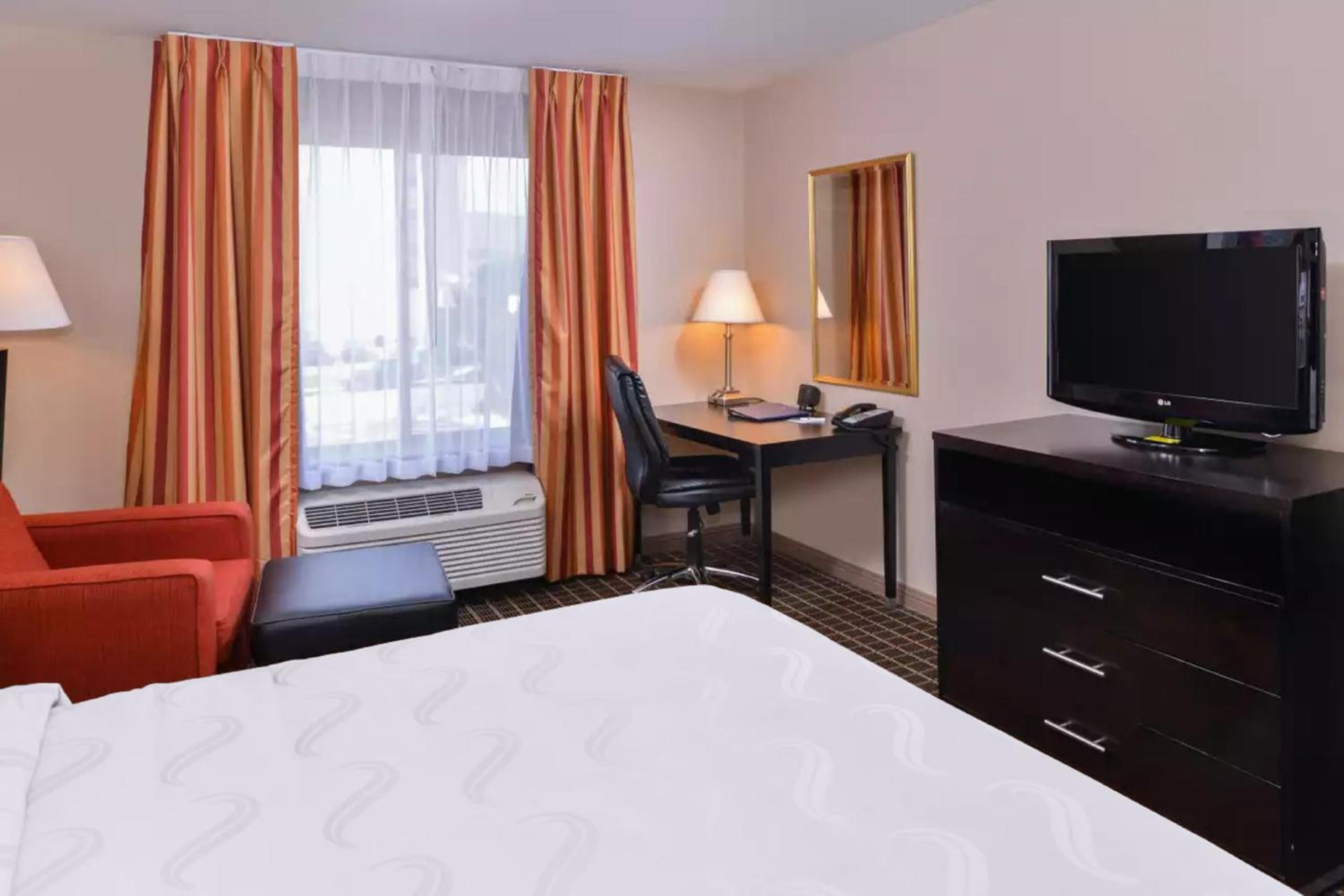 Queen Room - Disability Access - Photo 4