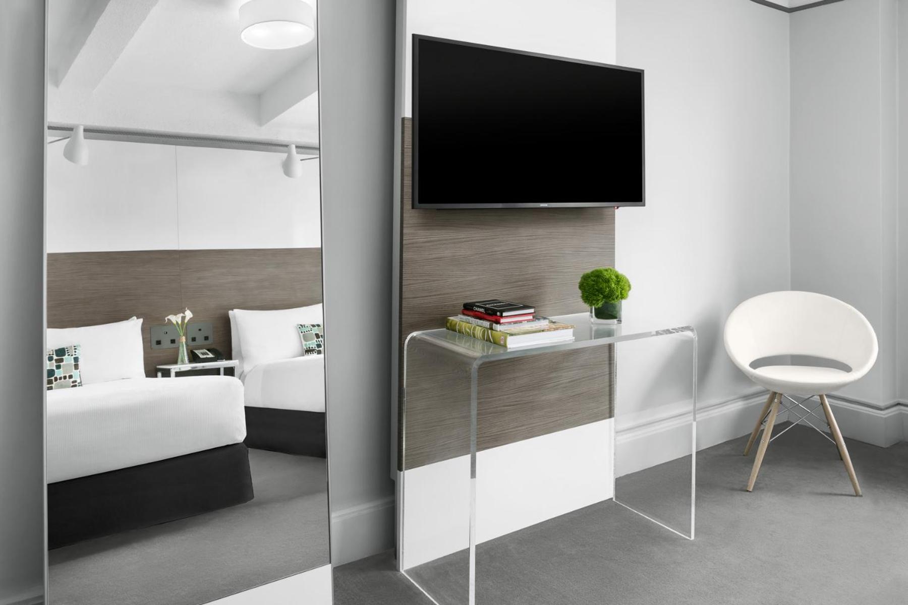 Superior Room with Two Double Beds thumbnail 6