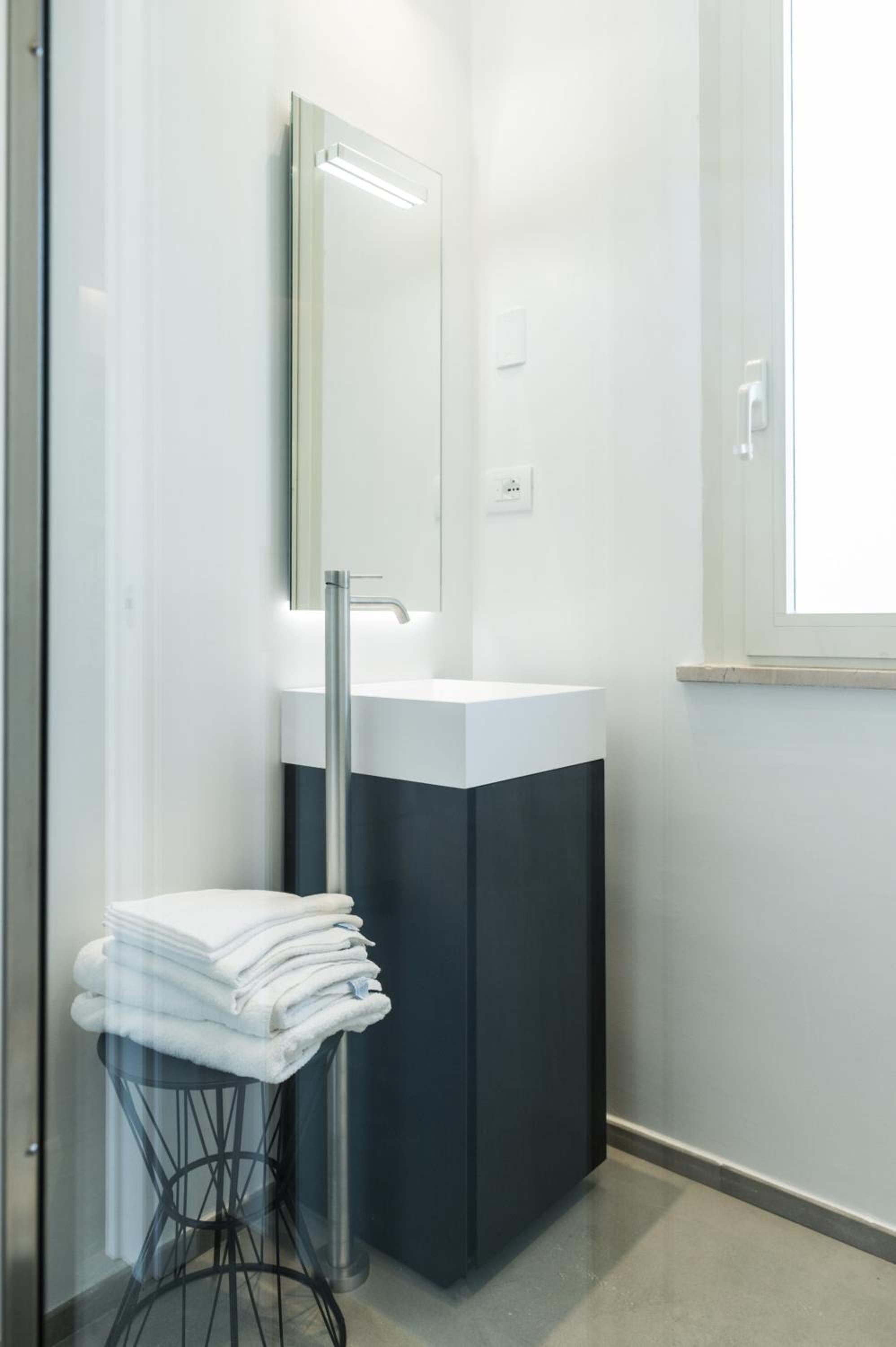 Superior Double or Twin Room with Side Sea View - Photo 5