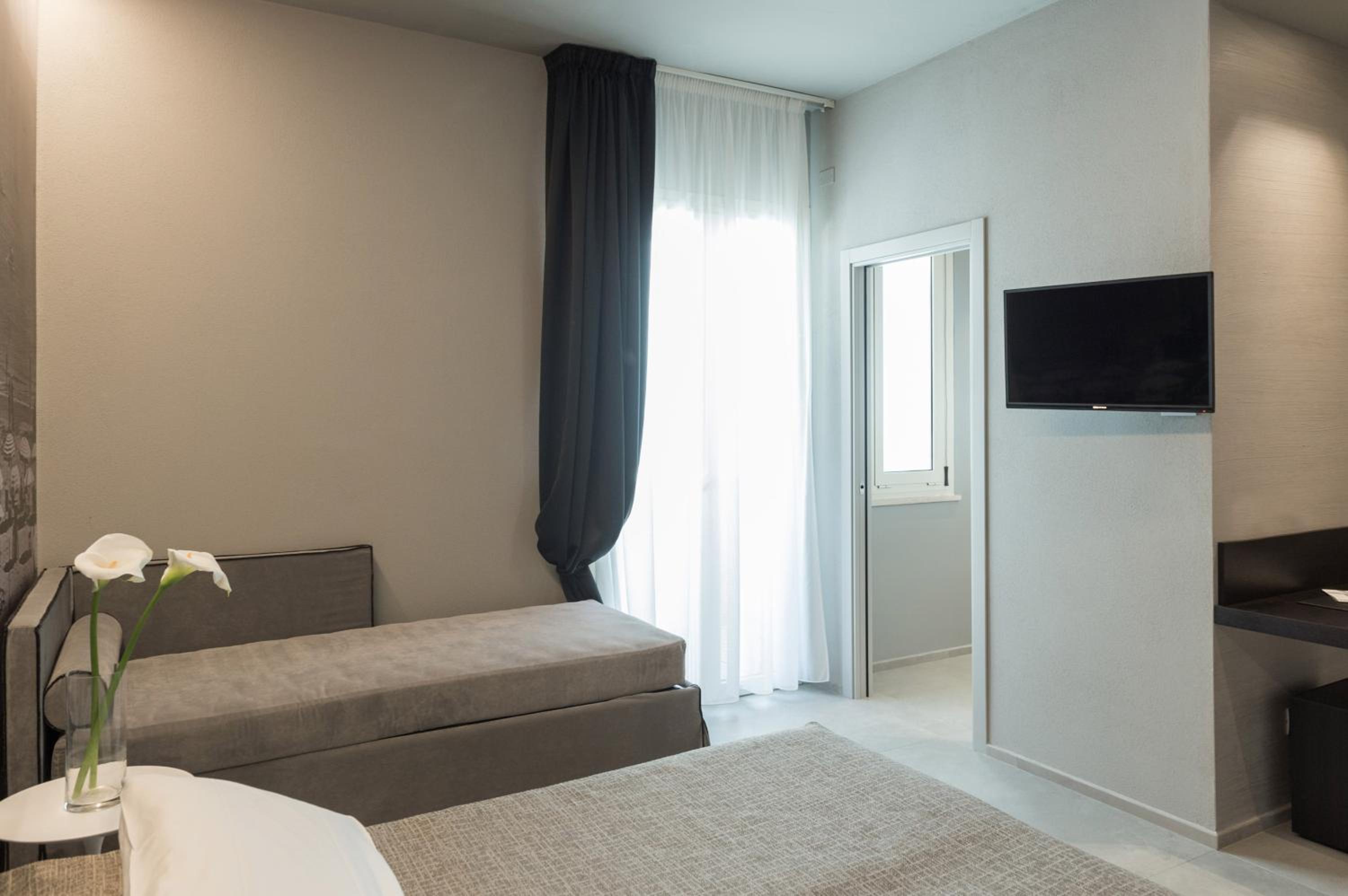 Deluxe Triple Room with Side Sea View - Photo 5