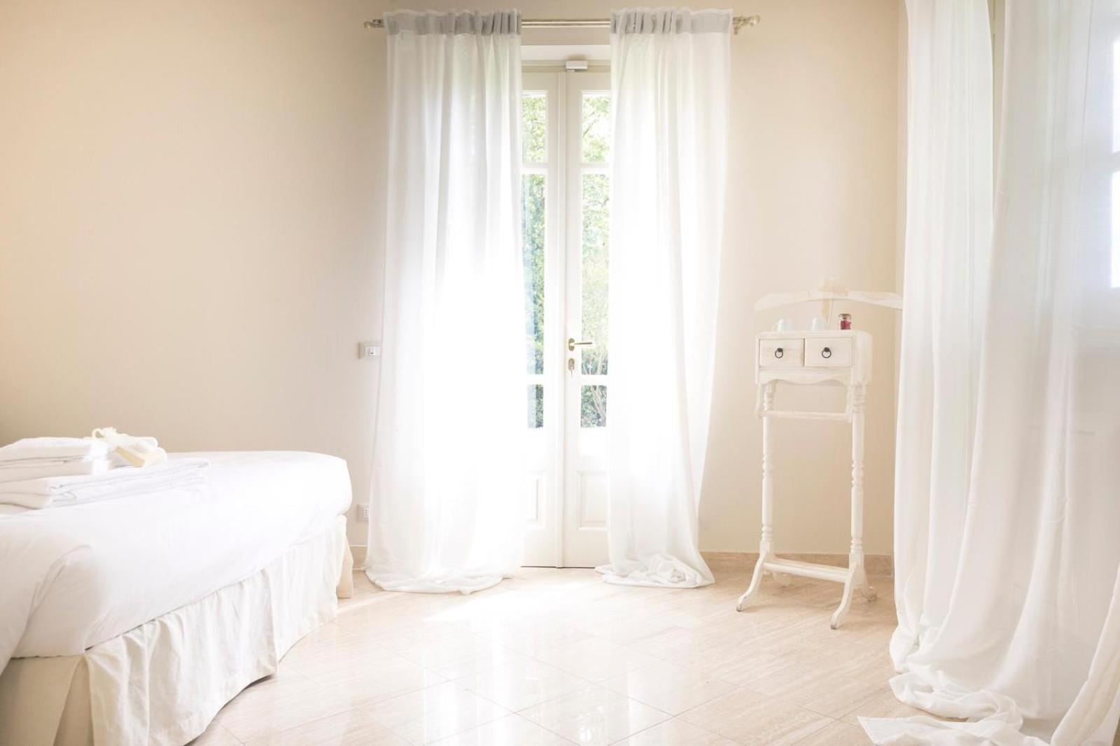 Deluxe Double Room - Photo 9