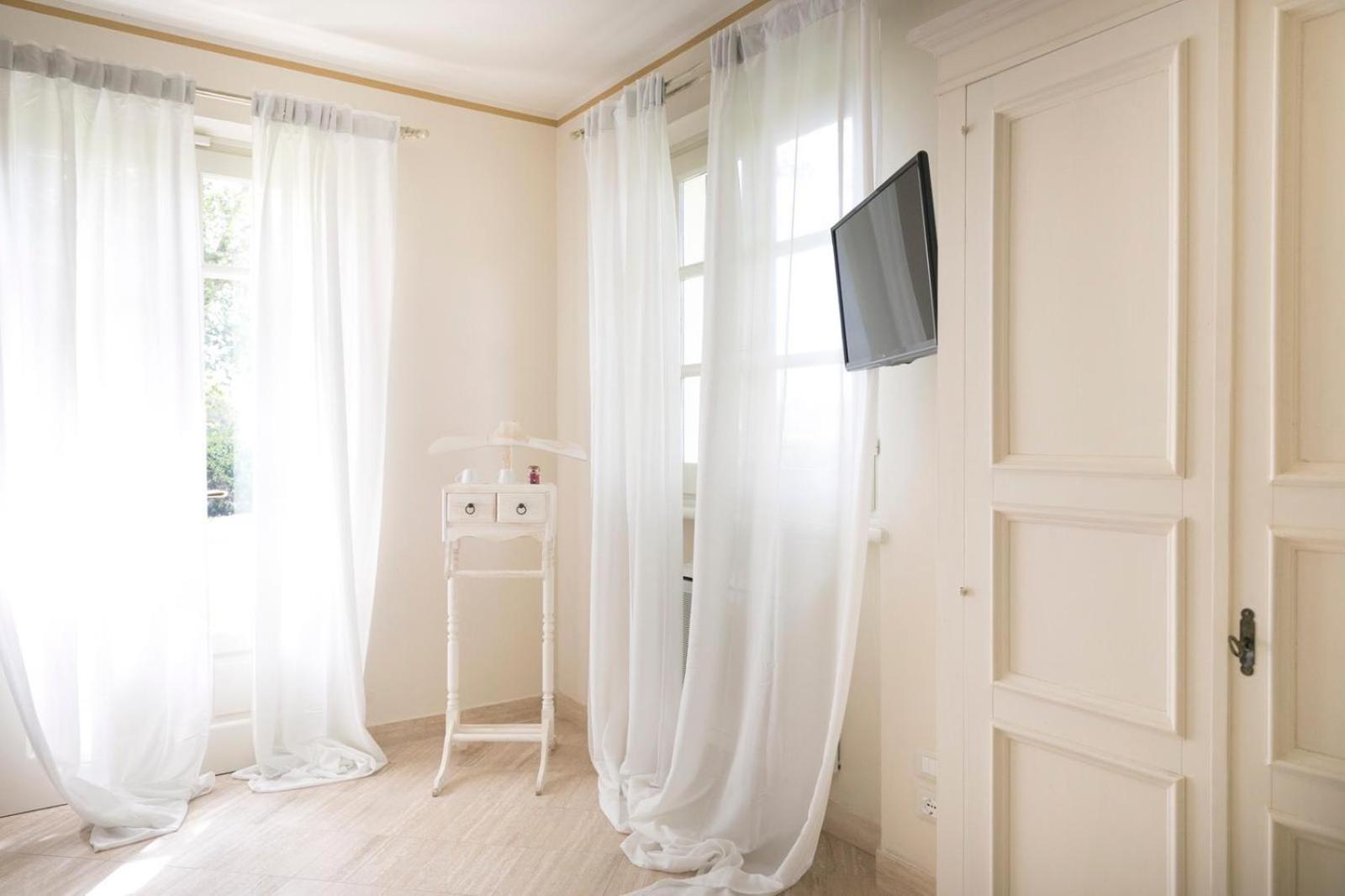 Deluxe Double Room - Photo 8