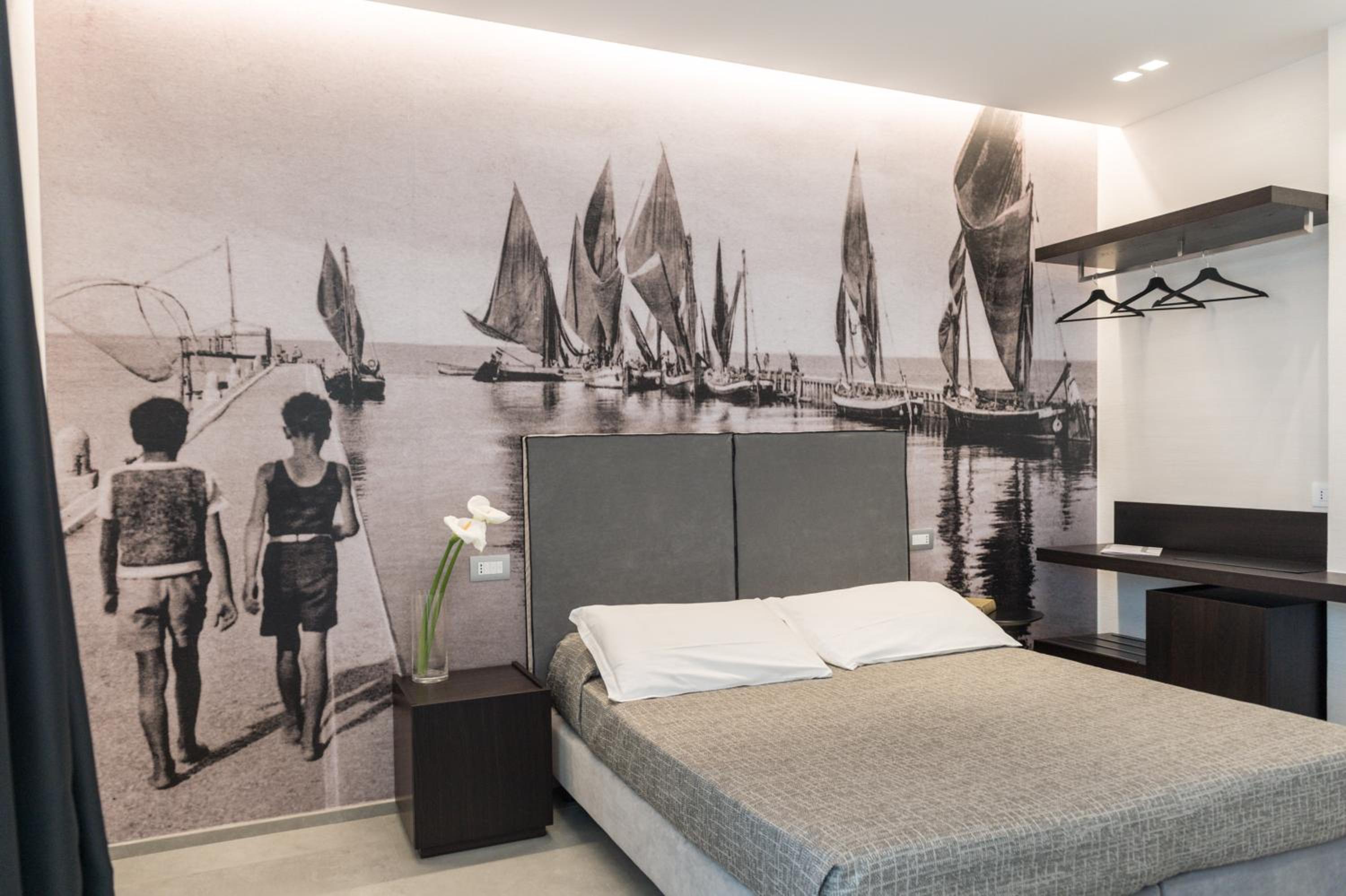 Deluxe Double or Twin Room with Side Sea View photo 3