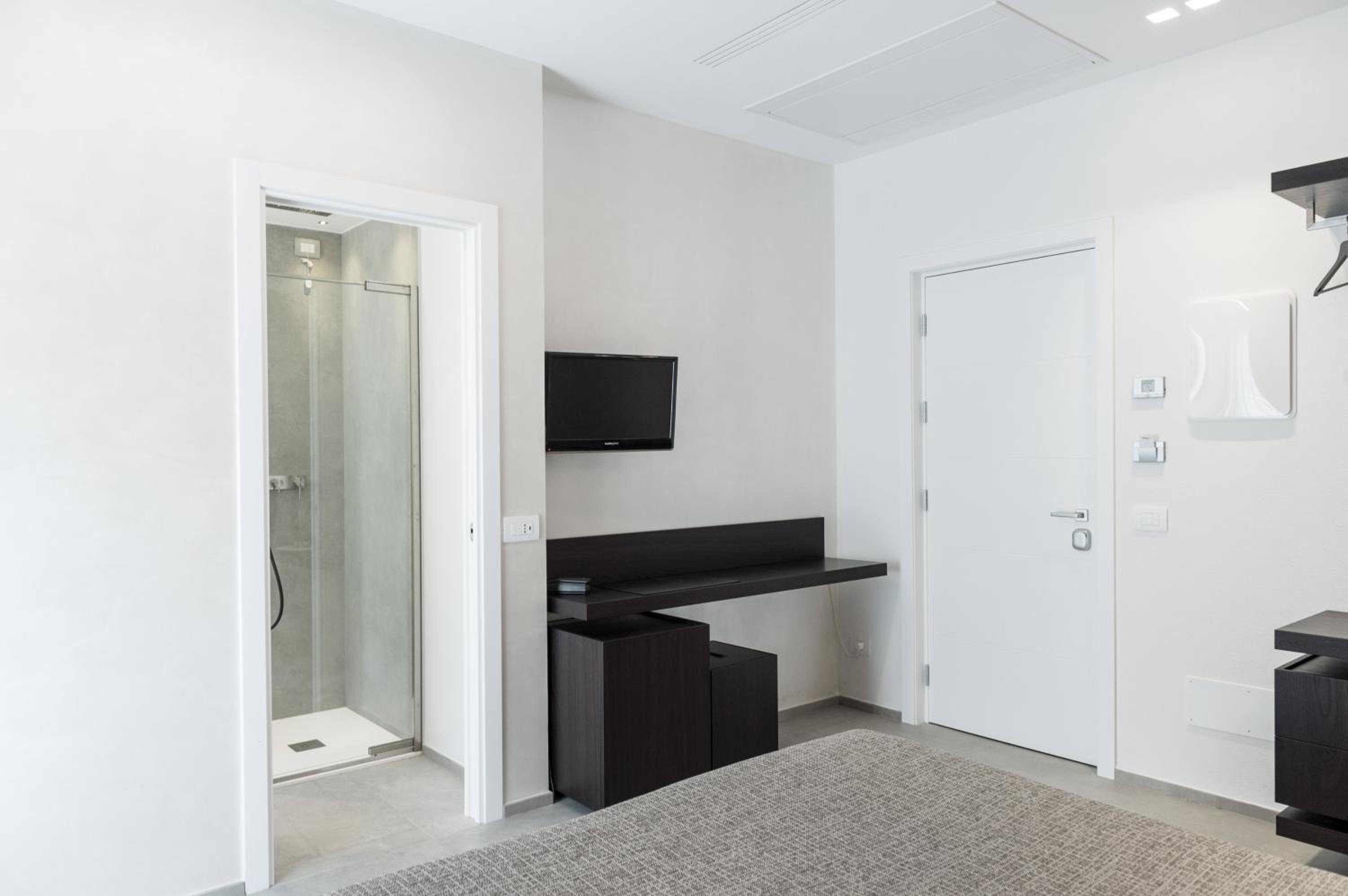 Superior Double or Twin Room with Side Sea View - Photo 7