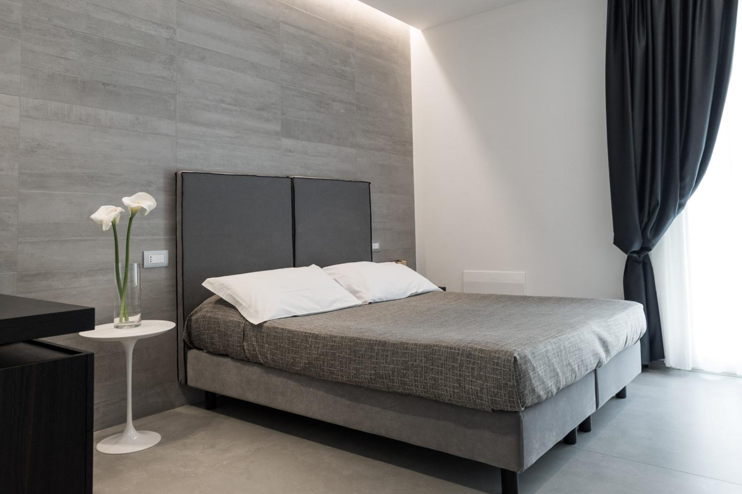 Superior Double or Twin Room with Side Sea View - Photo 1