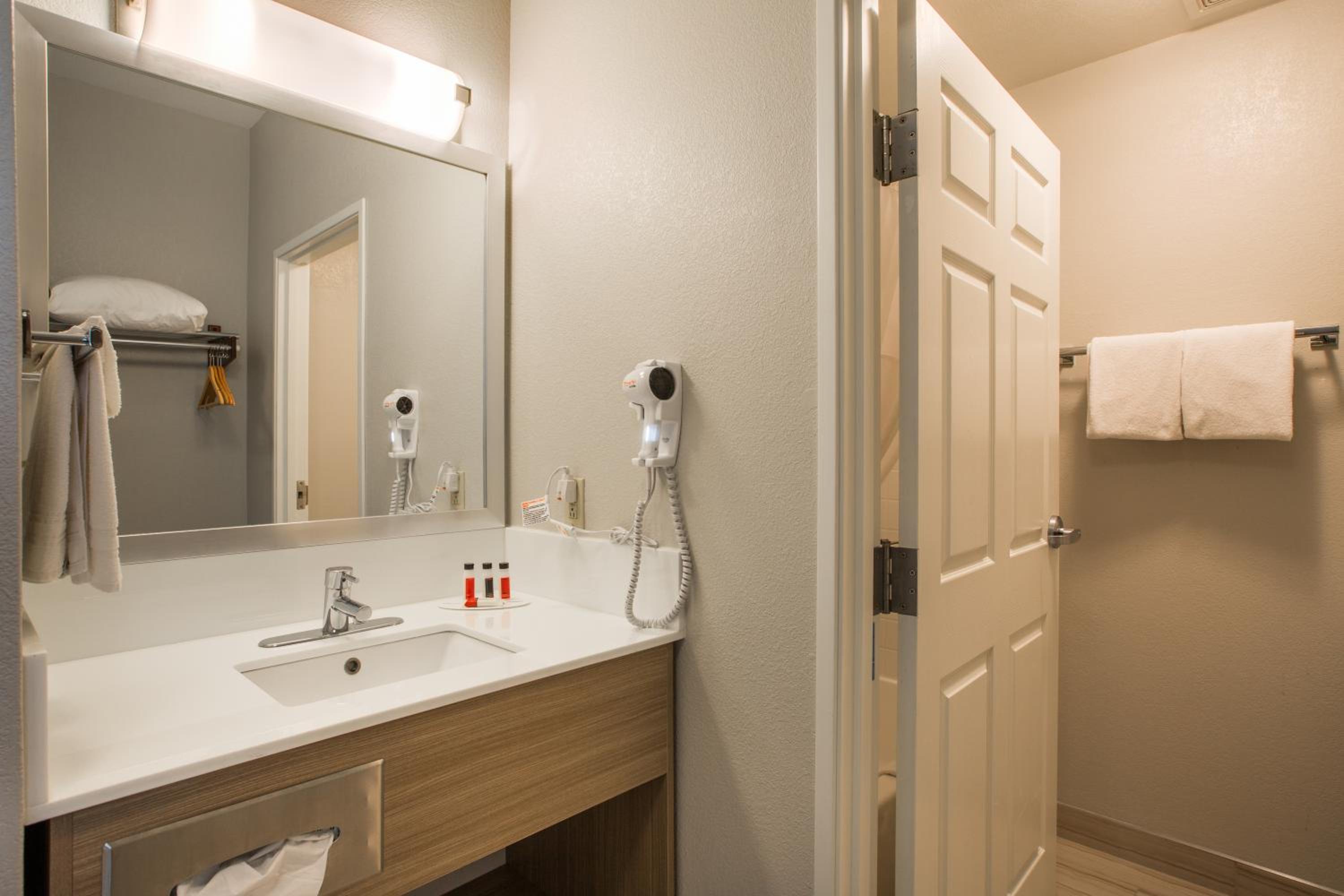 King Room - Non-Smoking - Photo 2