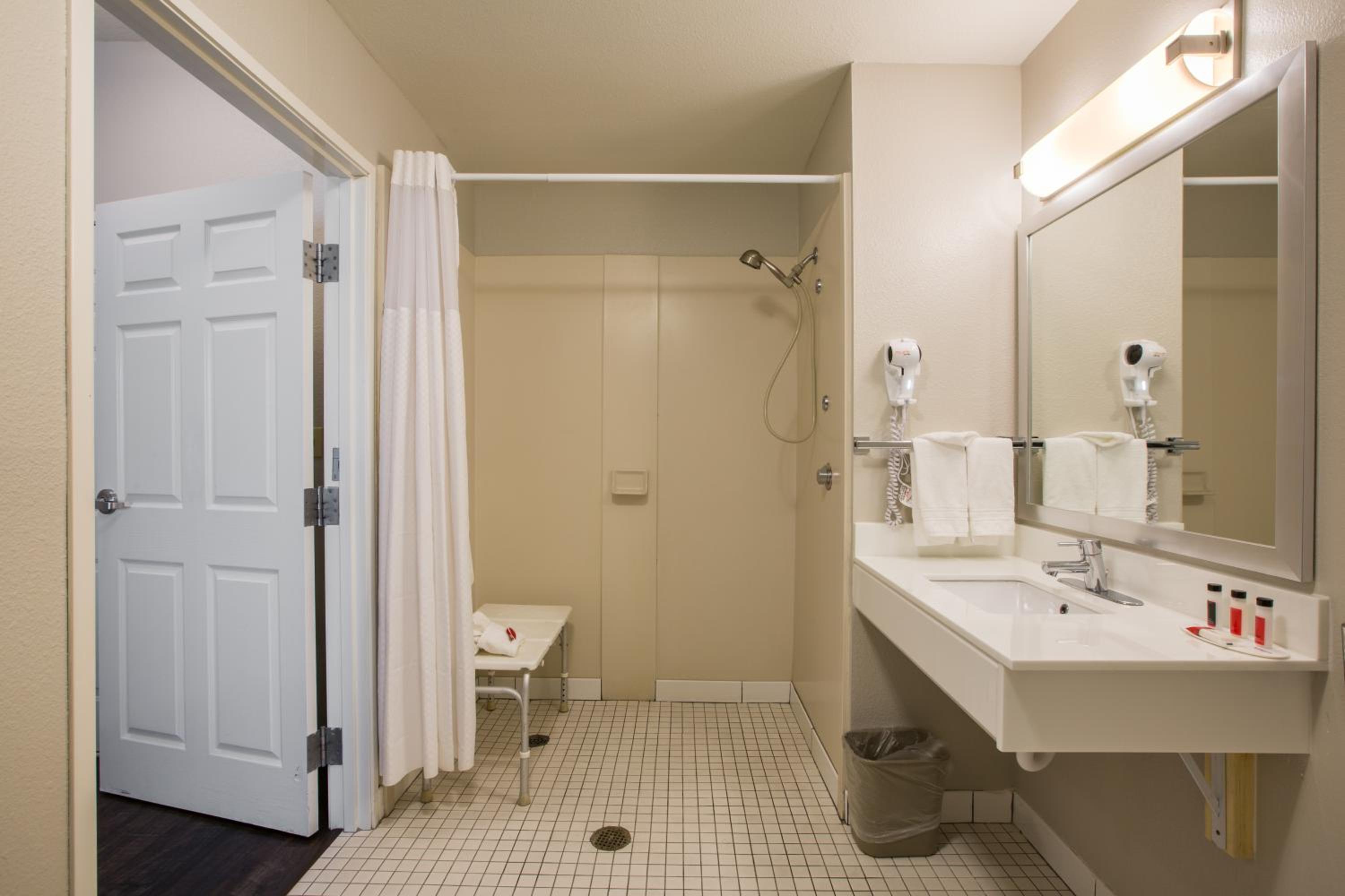 Deluxe Queen Room with Two Queen Beds - Mobility Access/Non-Smoking - Photo 2