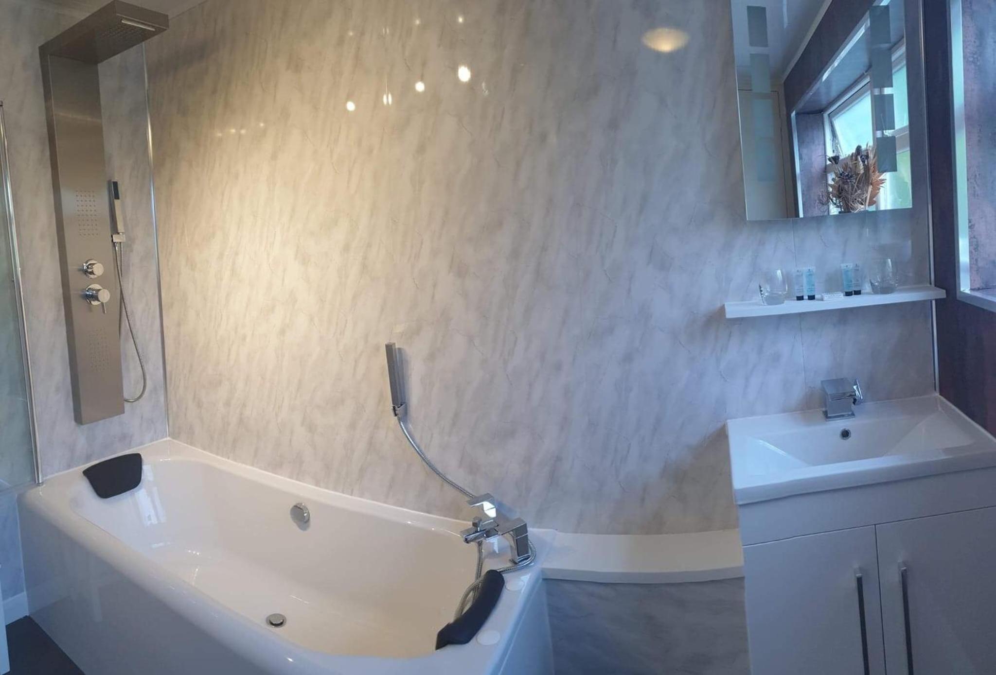Deluxe Double Room with Bath - Photo 2