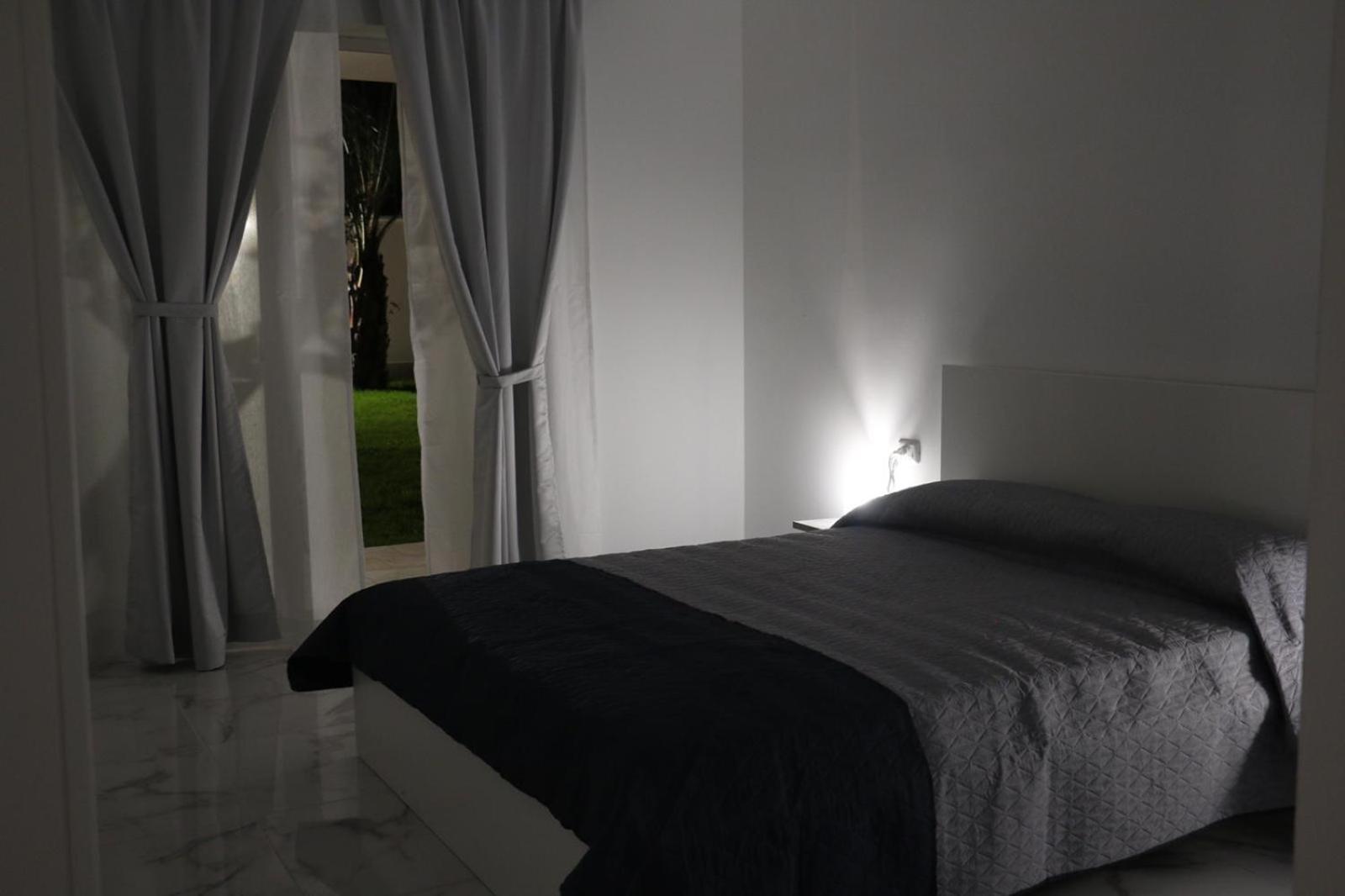 Deluxe King Room - Photo 13