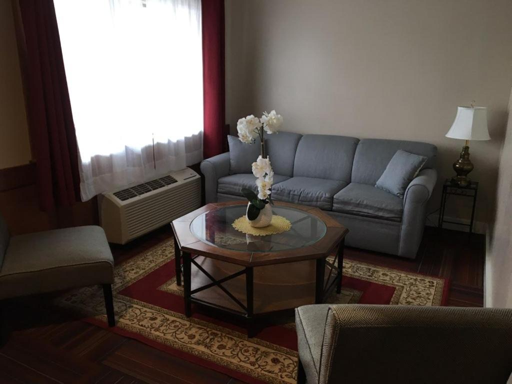 Deluxe King Suite photo 1