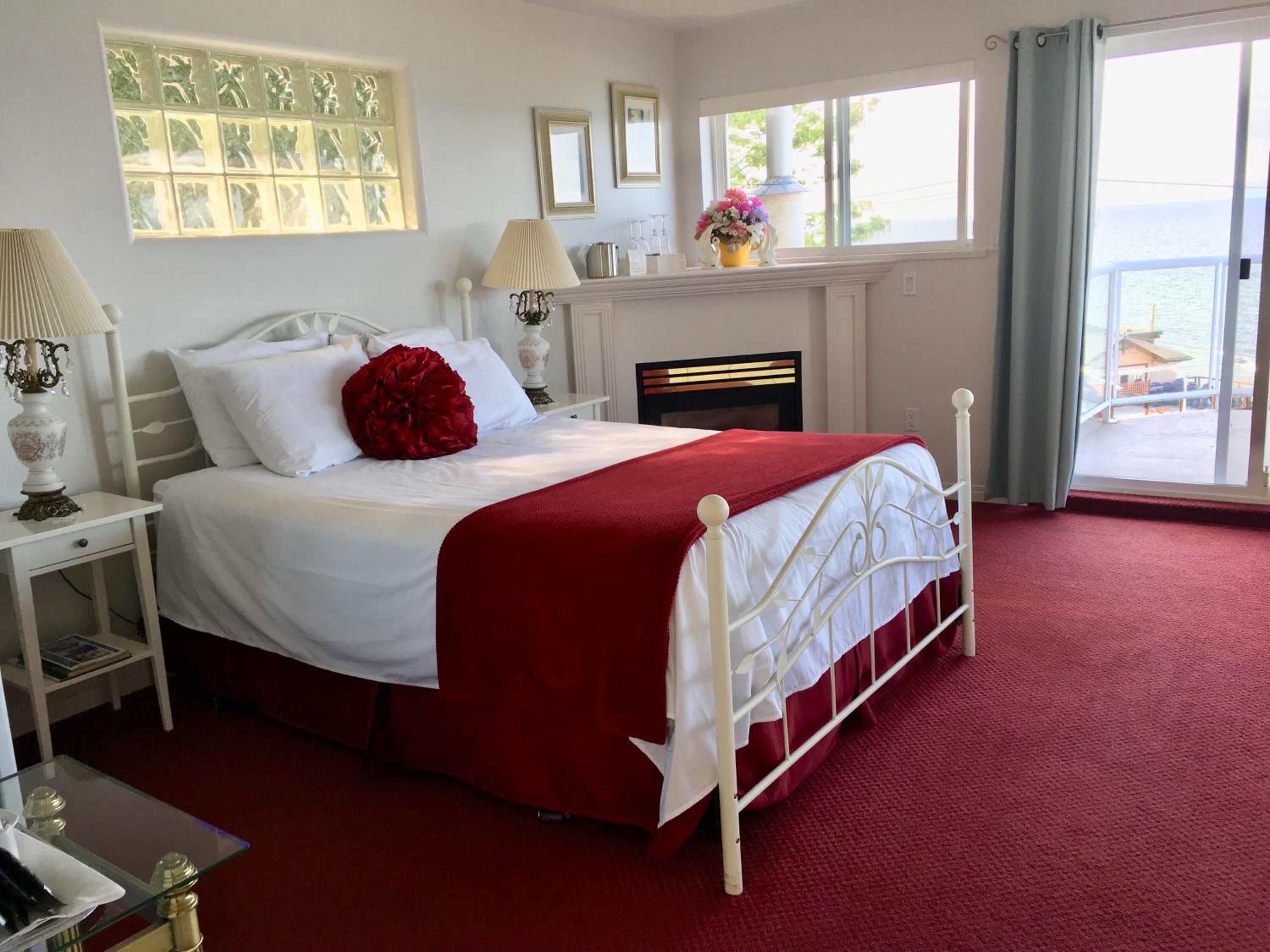 Jacuzzi Suite - One Queen Bed with HUGE PRIVATE BALCONY and OCEAN VIEW photo 1