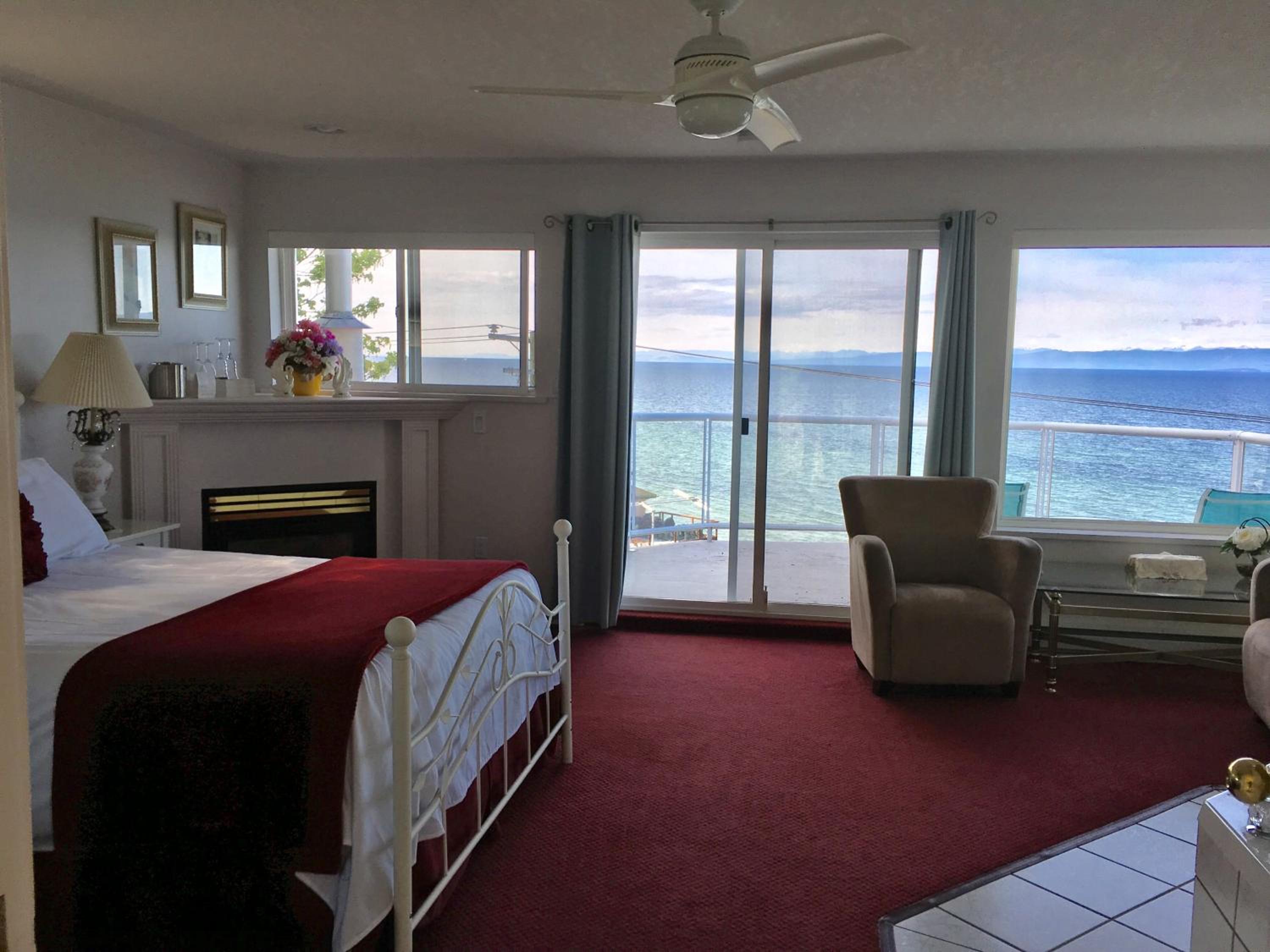 Jacuzzi Suite - One Queen Bed with HUGE PRIVATE BALCONY and OCEAN VIEW photo 2