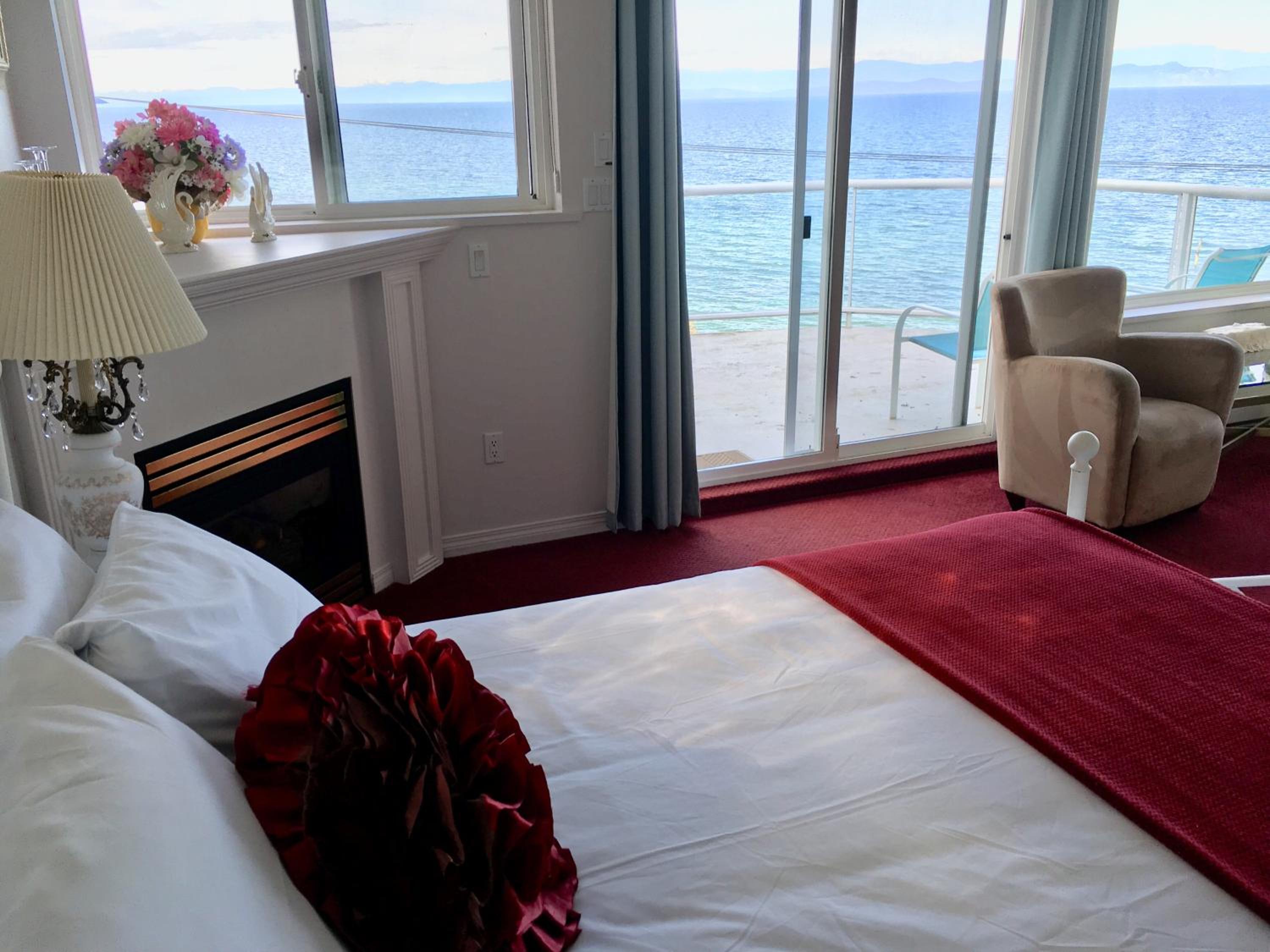 Jacuzzi Suite - One Queen Bed with HUGE PRIVATE BALCONY and OCEAN VIEW, photo 6