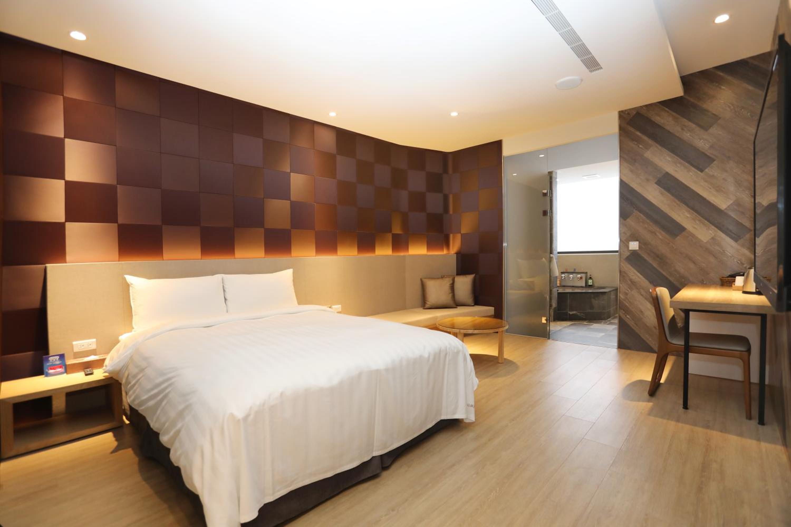 Deluxe Double Room with Bath photo 3
