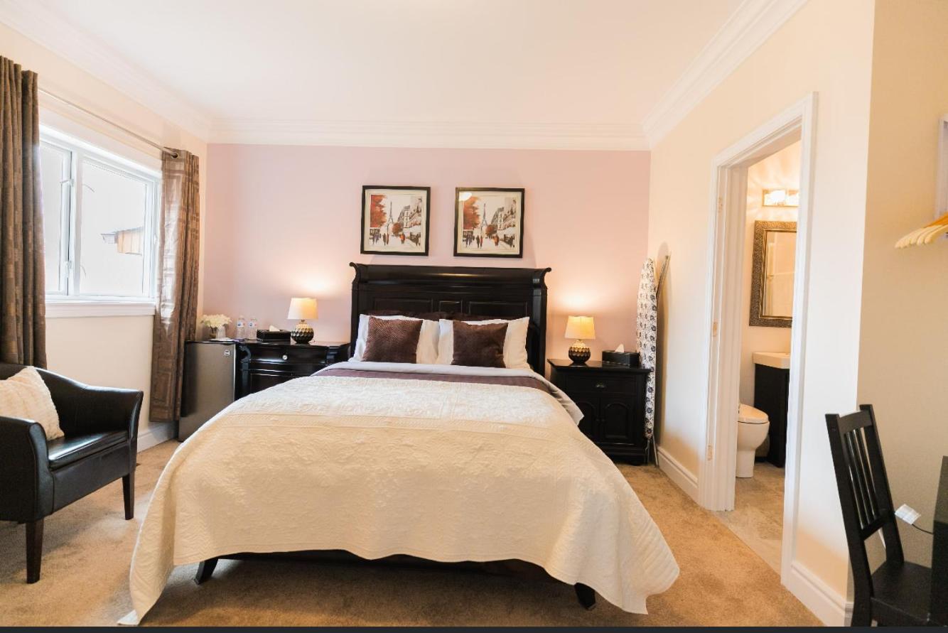 Queen Room photo 2