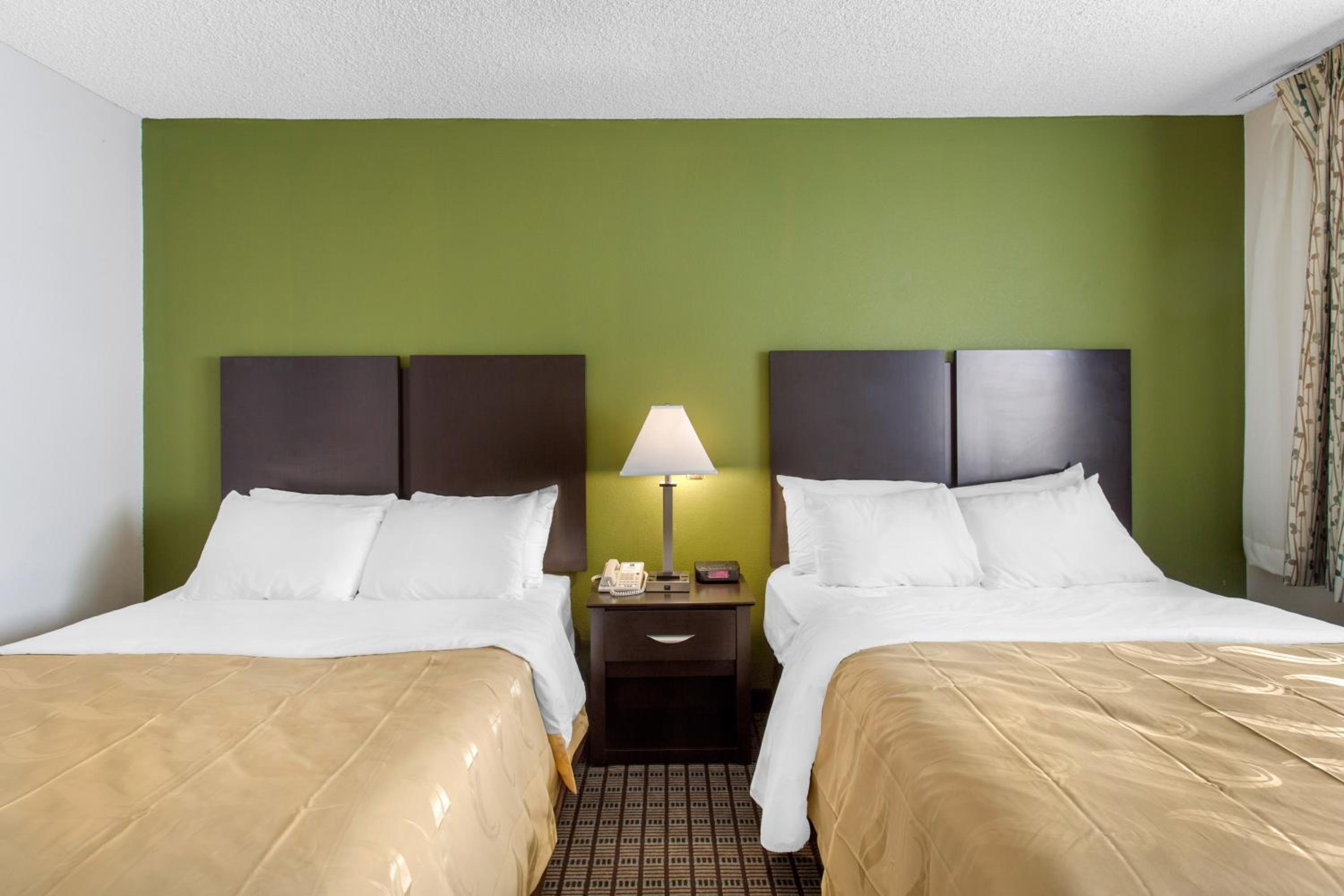 Queen Room with Two Queen Beds - Non-Smoking photo 2
