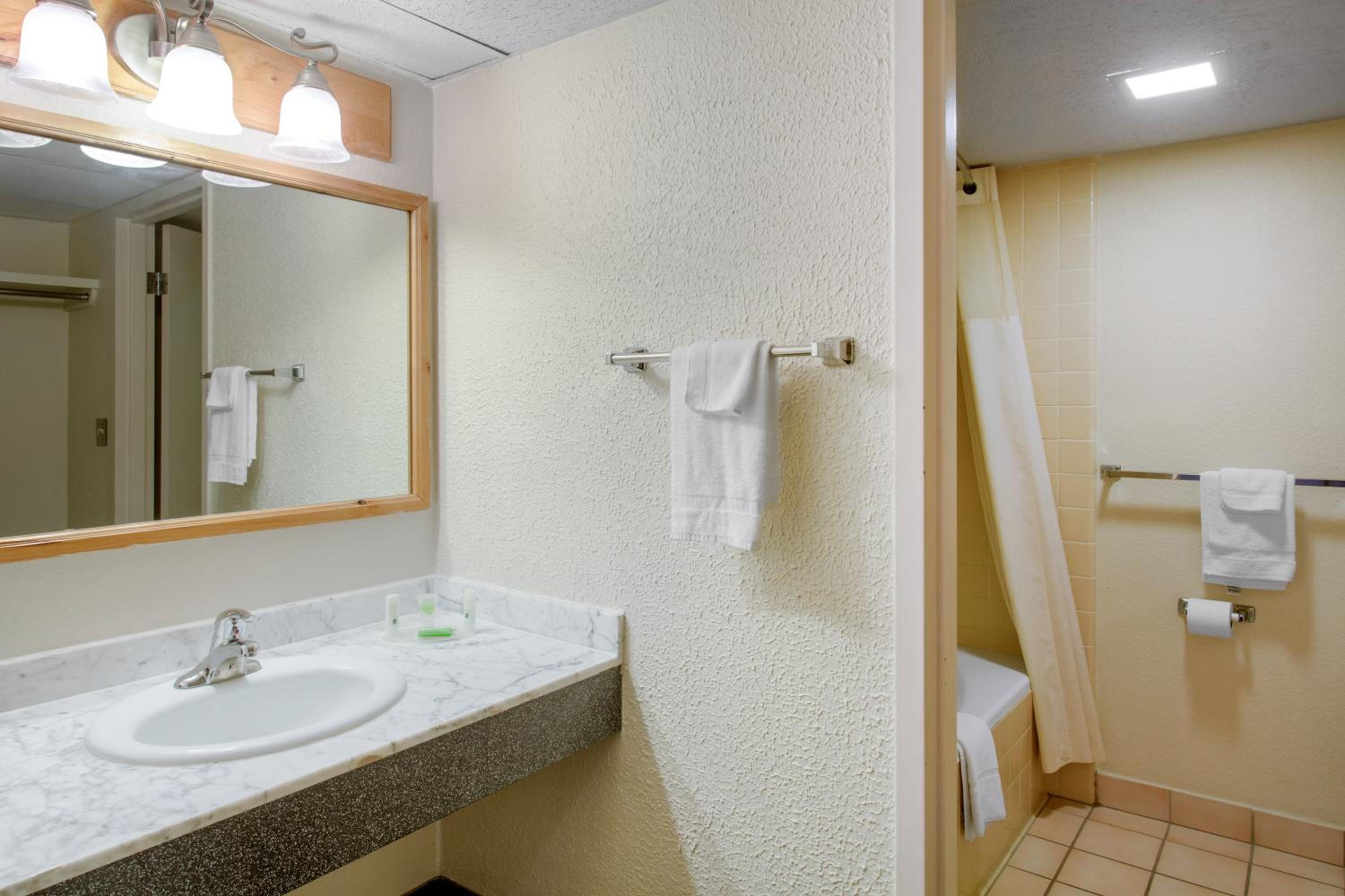 King Room - Non-Smoking photo 3