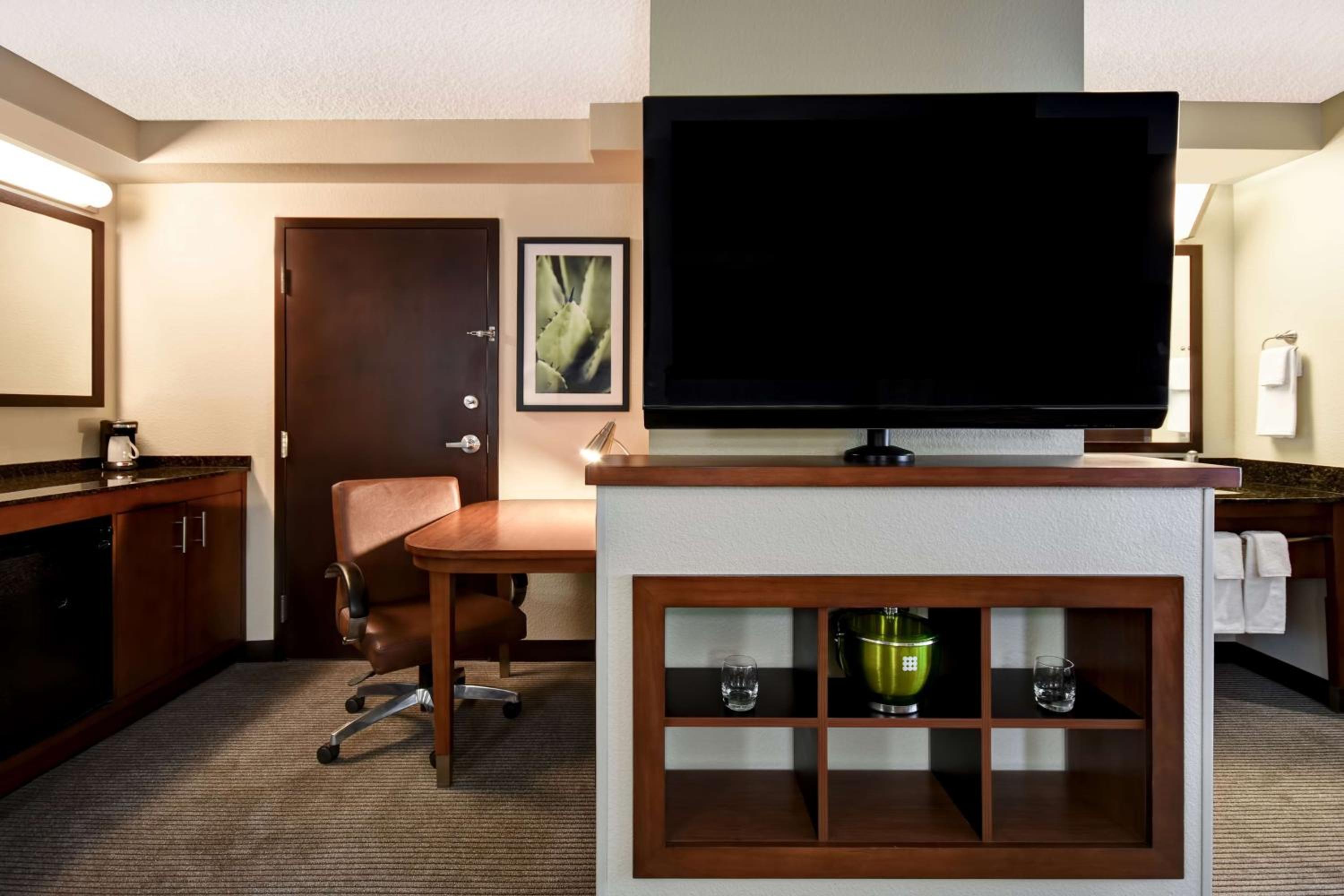 King Room with Sofa Bed - High Floor - Photo 2