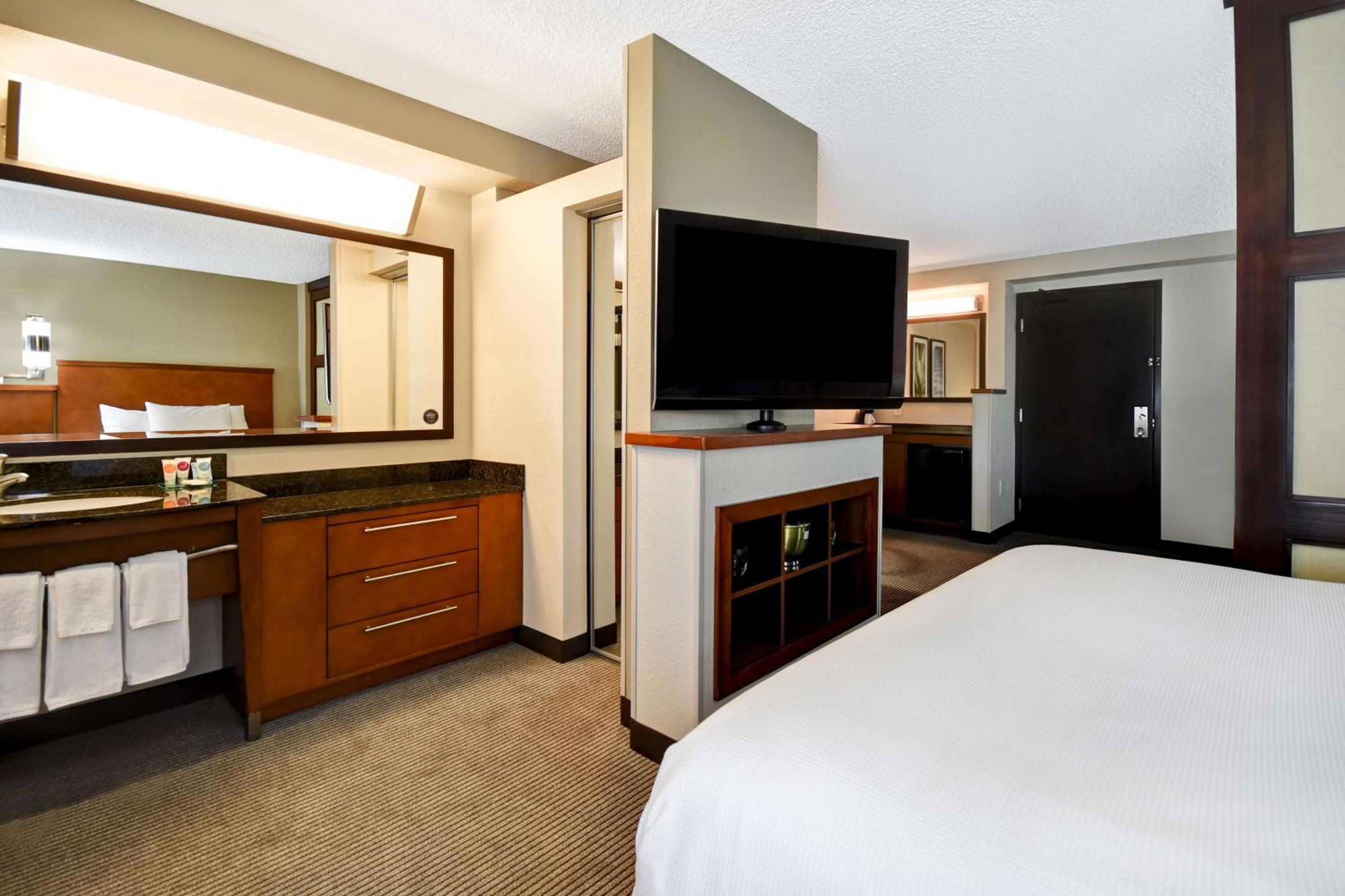 King Room with Sofa Bed - High Floor - Photo 4