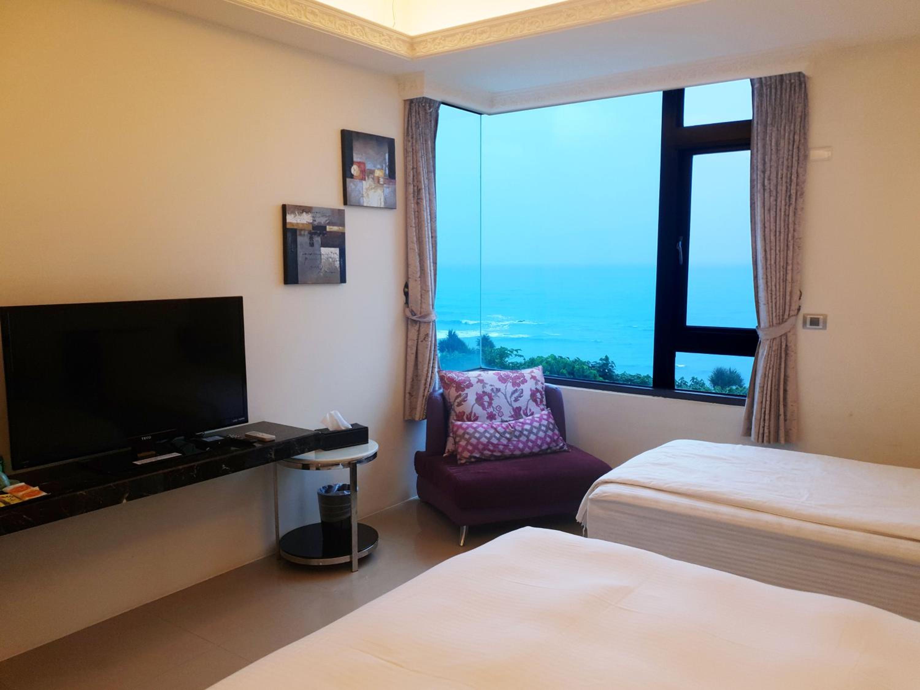 Deluxe Double Room with Side Sea View