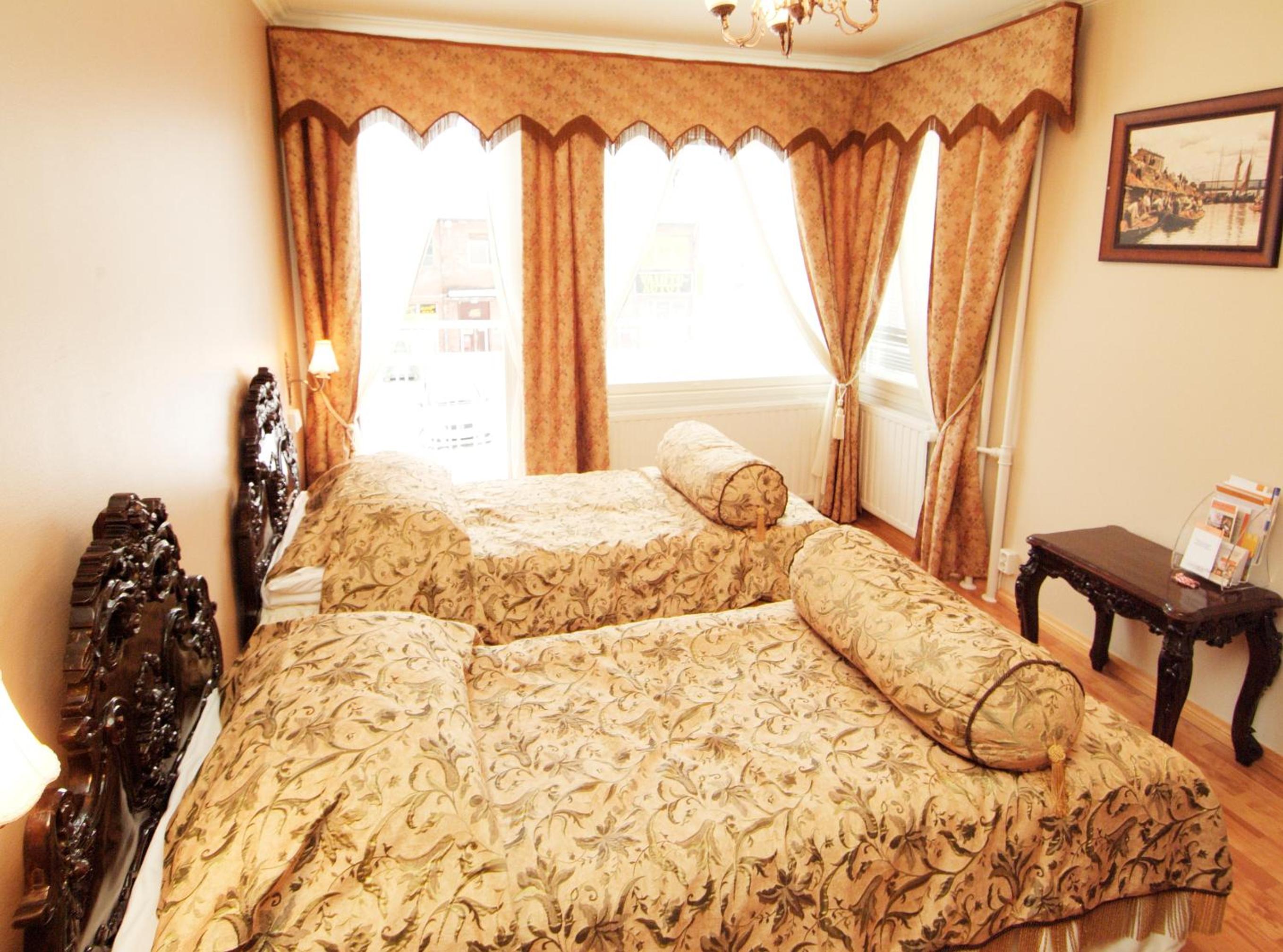 Twin Room with Private Bathroom and Toilet - Photo 1