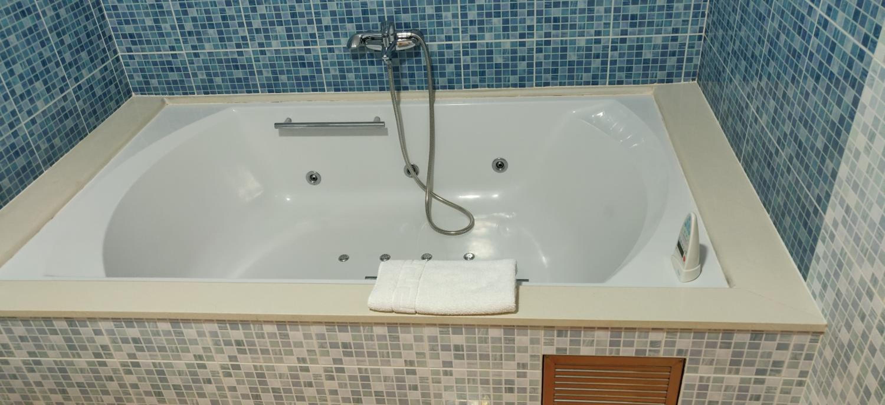 Queen Room with Spa Bath - Photo 2