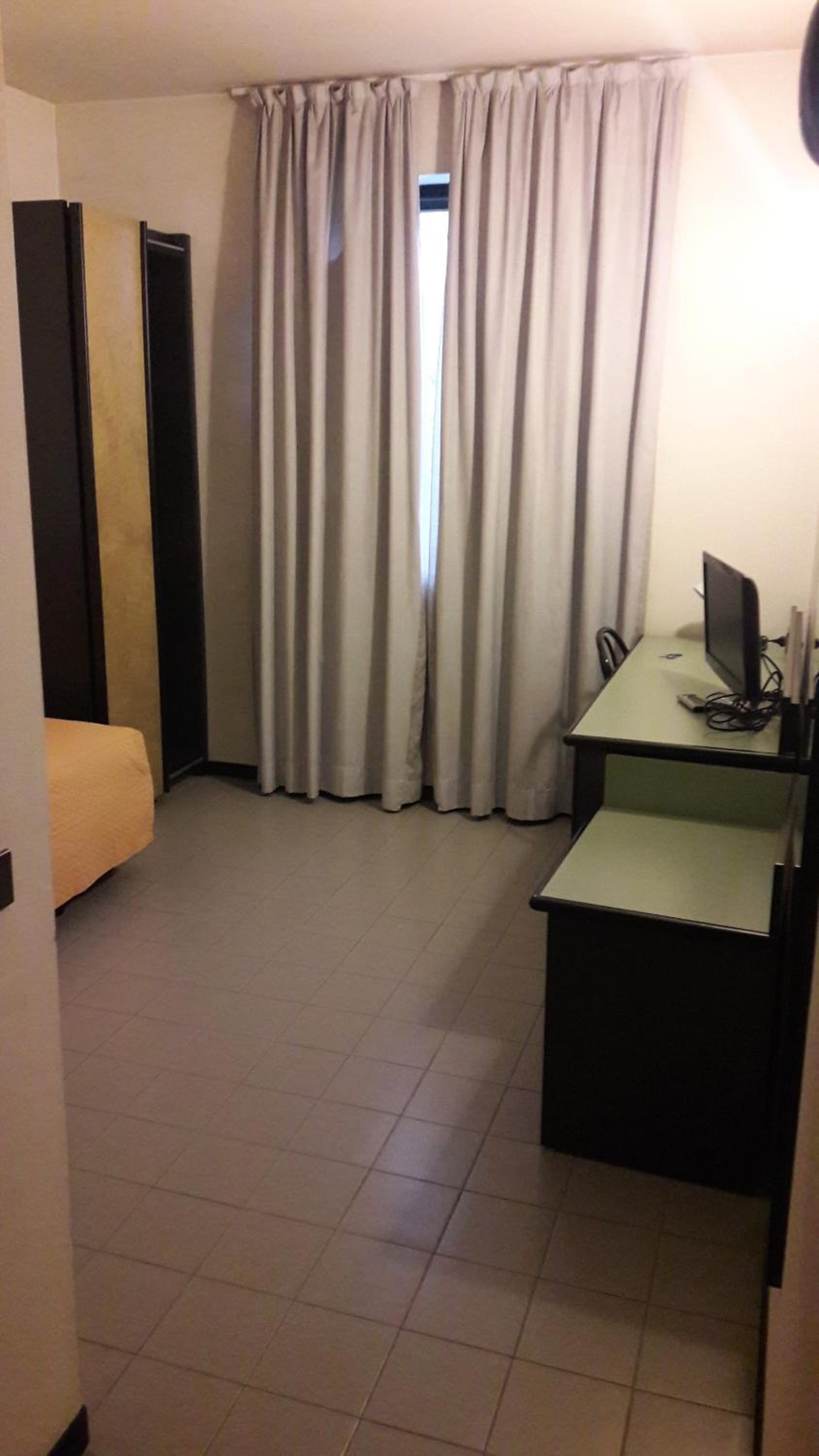 Single Room - Disability Access photo 3
