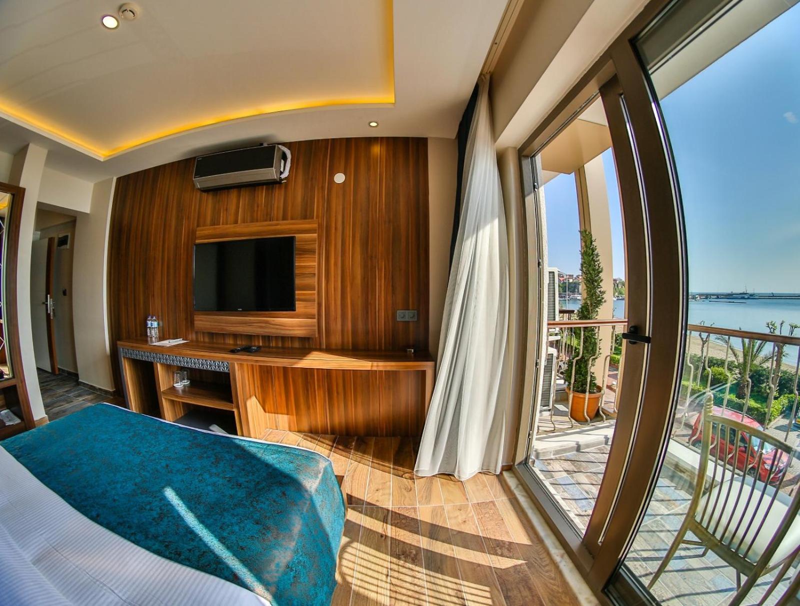 Double Room with Balcony and Sea View