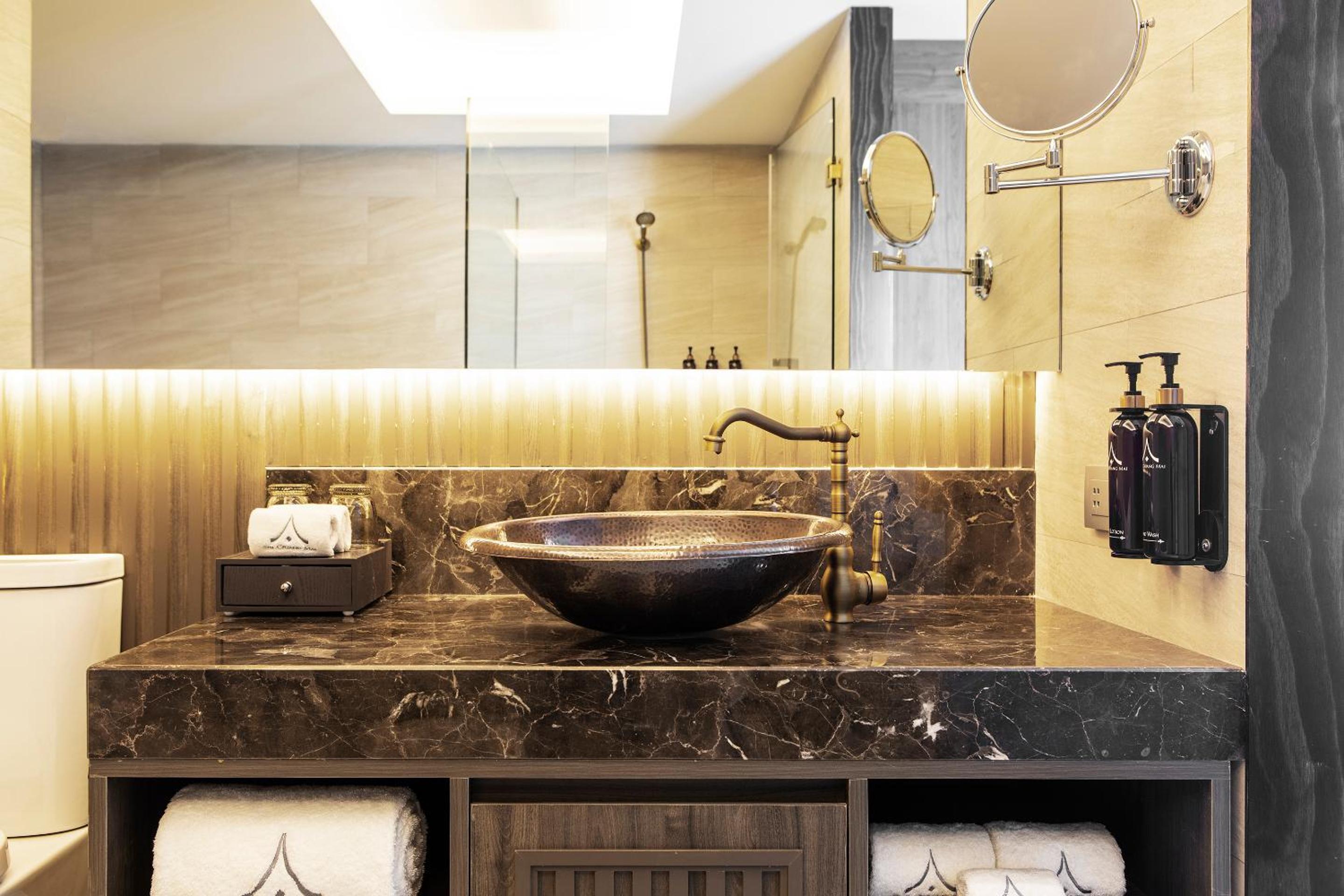 Deluxe Twin or King with Bathtub - Photo 8