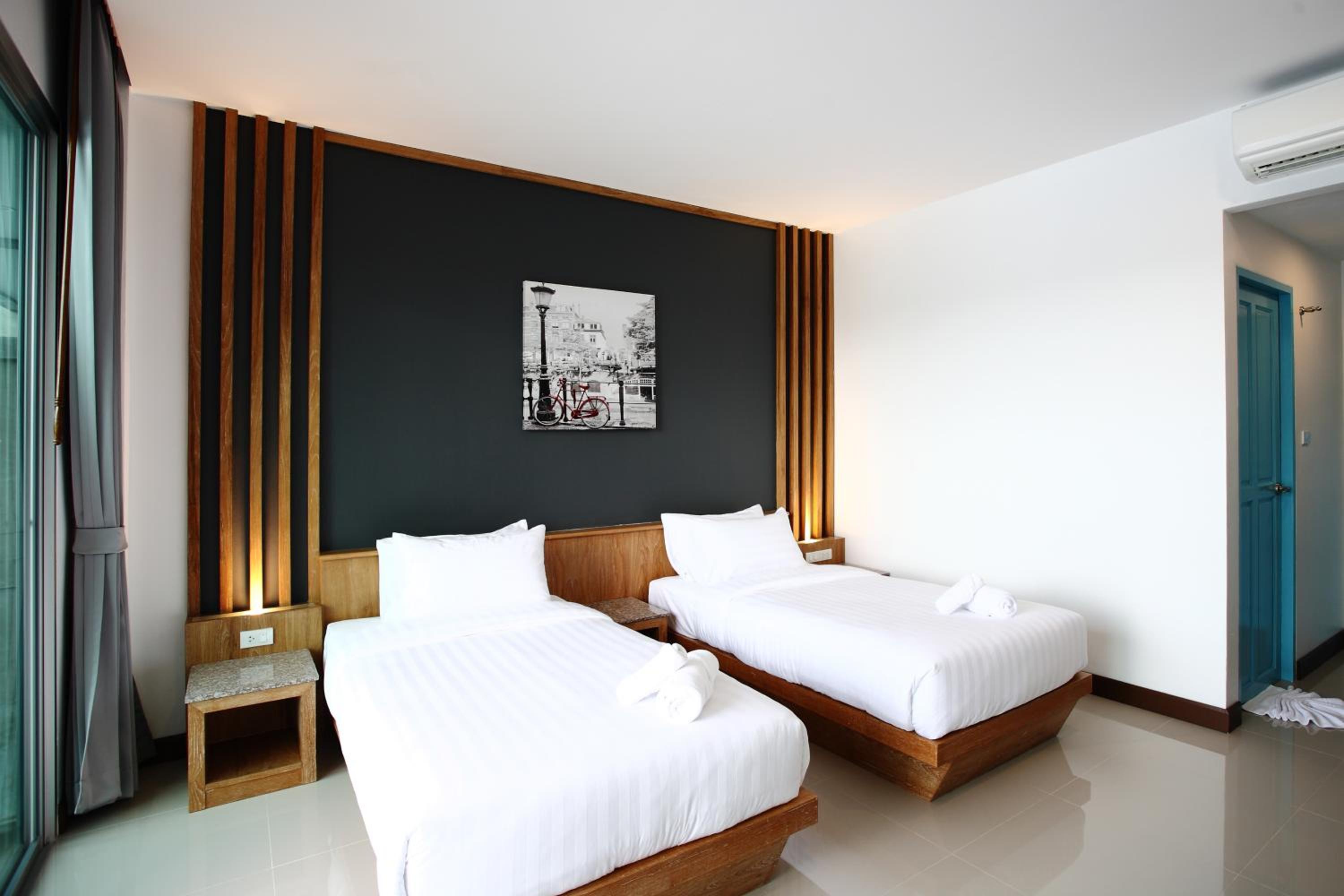 Twin Room with City View - Photo 1