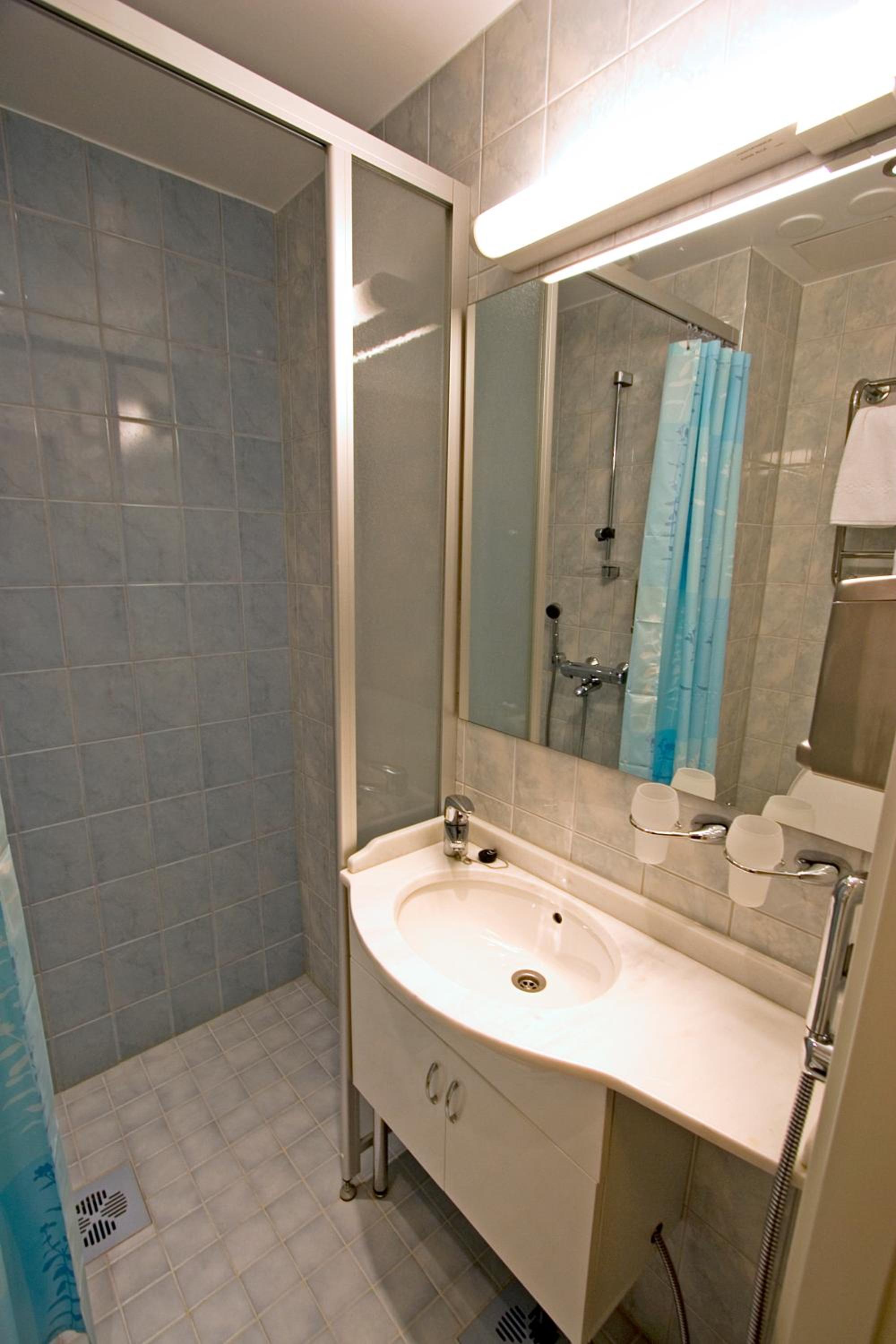 Double Room with Private Bathroom and toilet - Photo 5