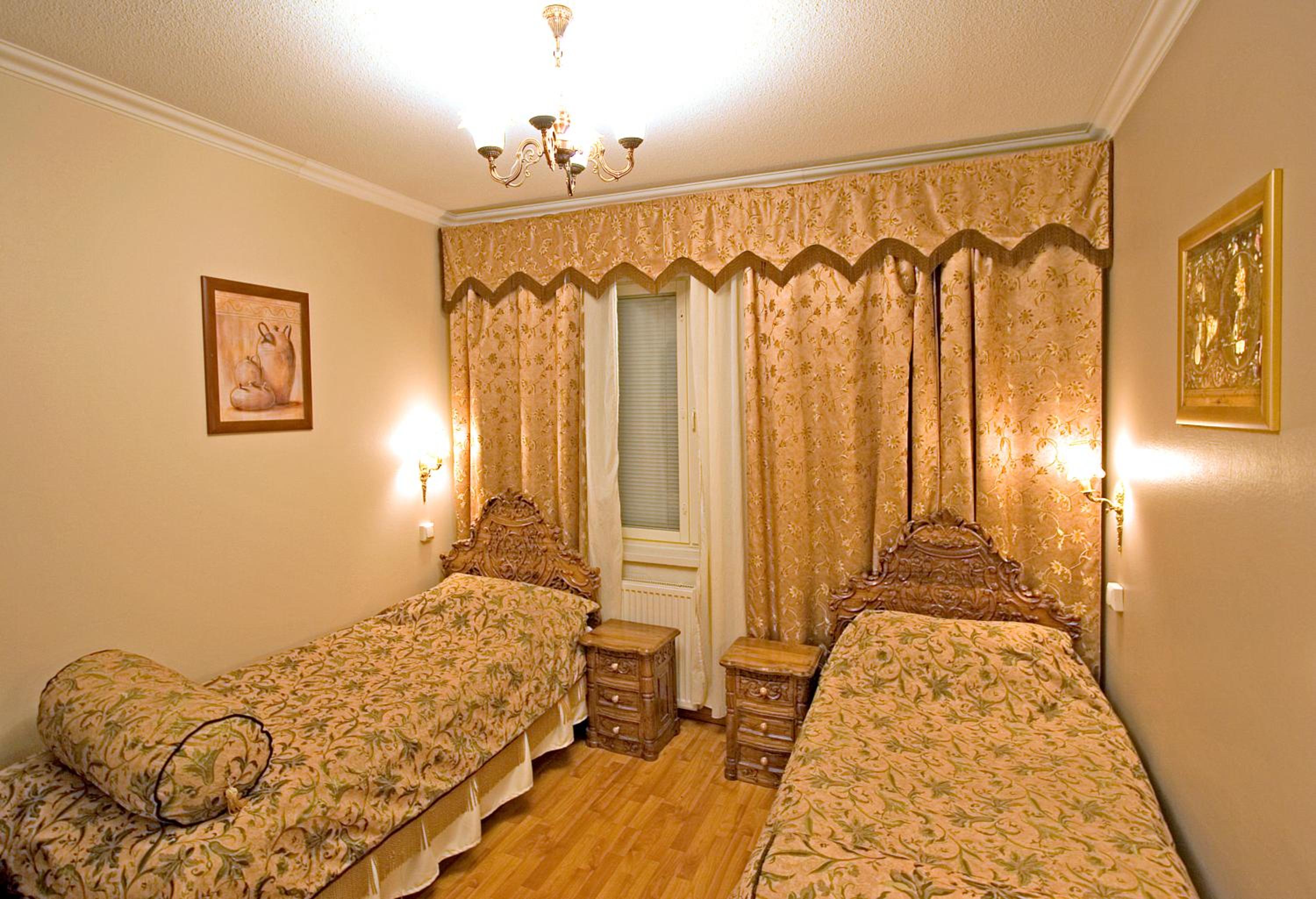 Twin Room with Private Bathroom and Toilet - Photo 3