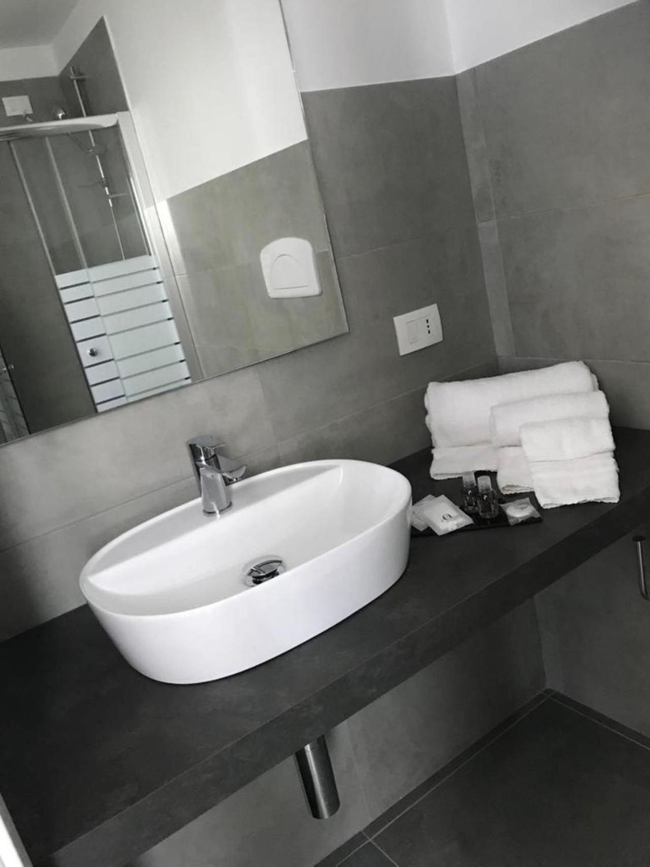 Standard Double Room - Photo 5