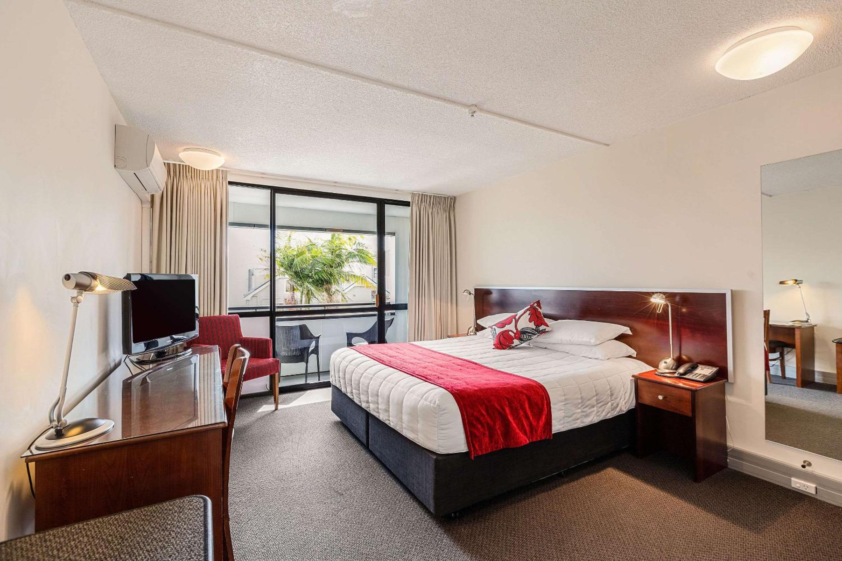 Standard King Room with Balcony - Photo 1