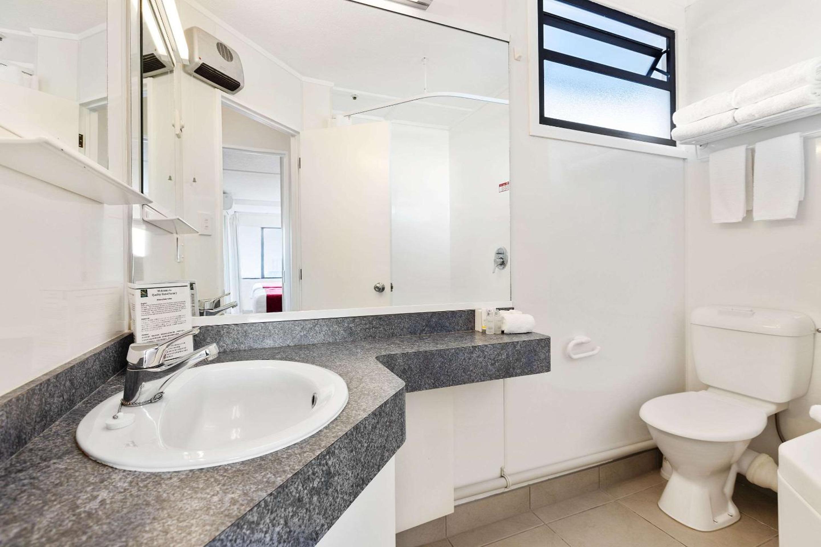 One-Bedroom Suite with Balcony thumbnail 5