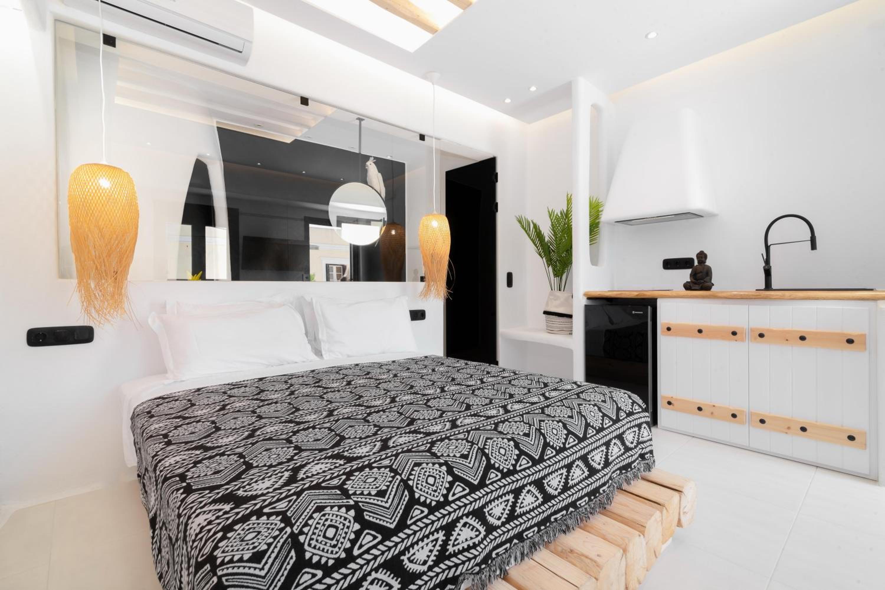 Deluxe Apartment with Hot Tub and City View - Photo 2
