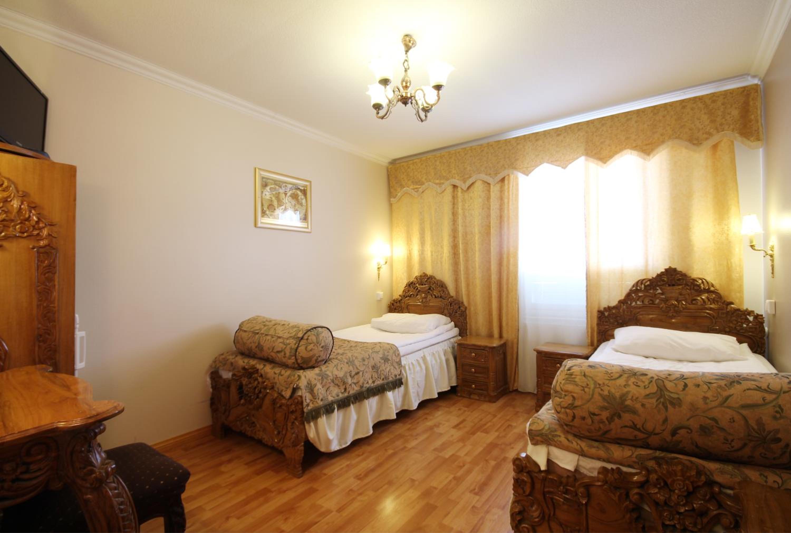 Twin Room with Private Bathroom and Toilet - Photo 5