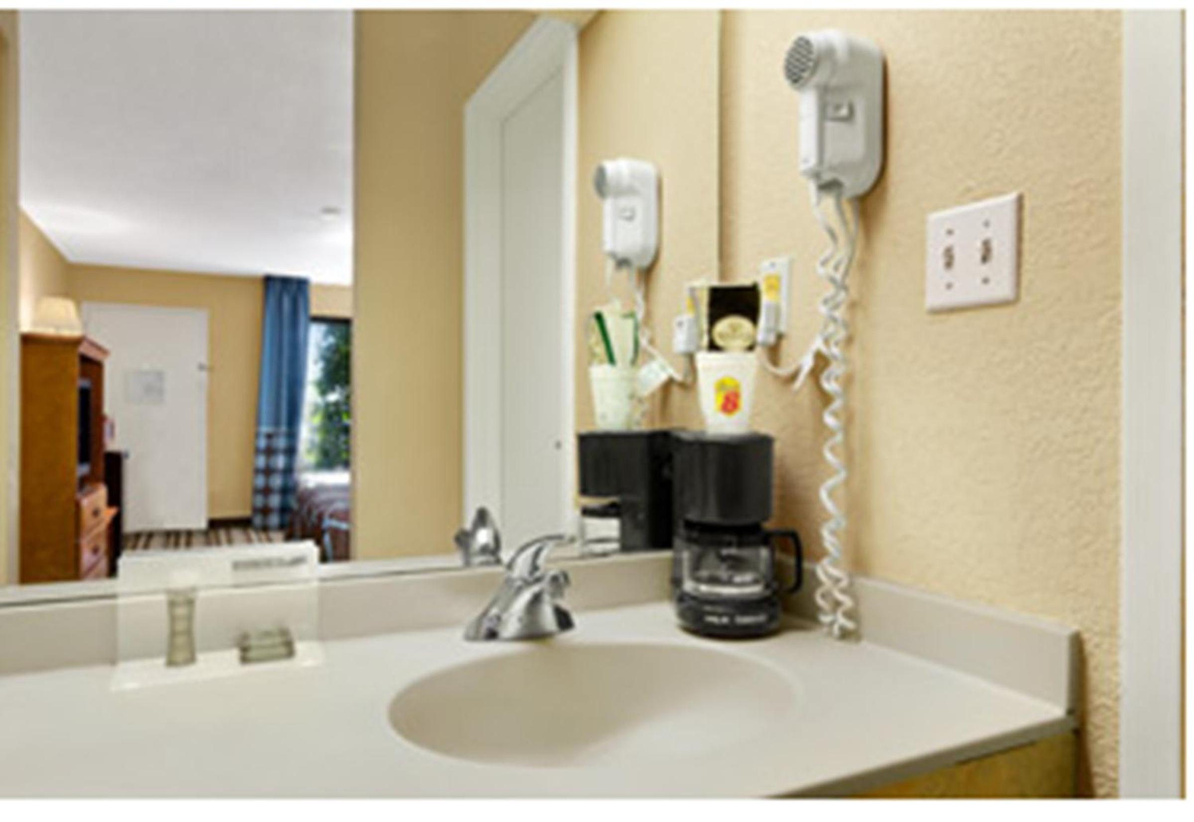 King Room - Non-Smoking - Photo 2