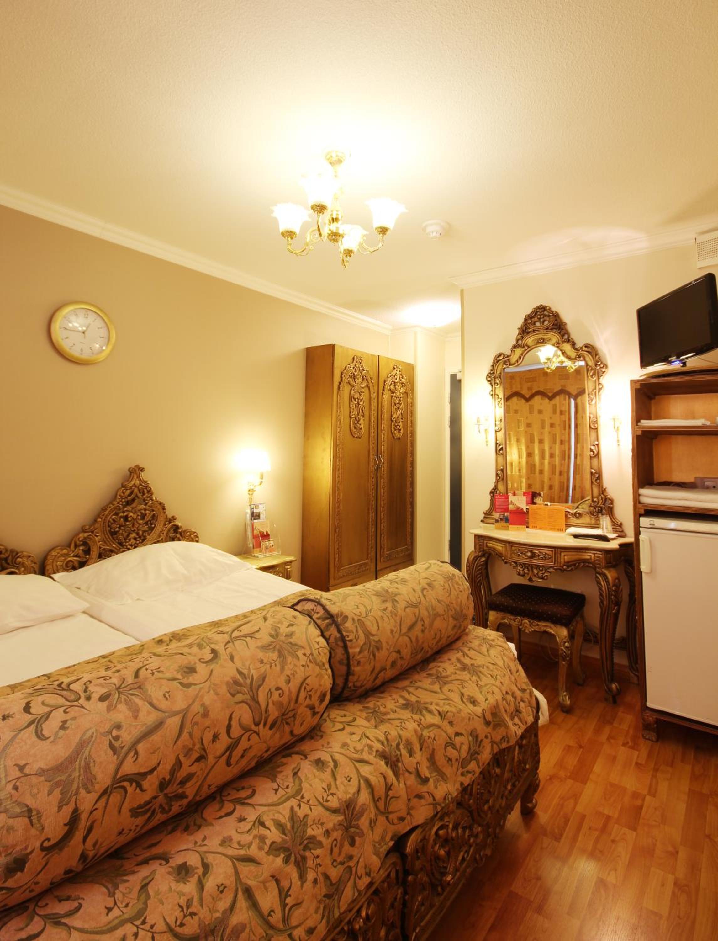 Double Room with Private Bathroom and toilet - Photo 2