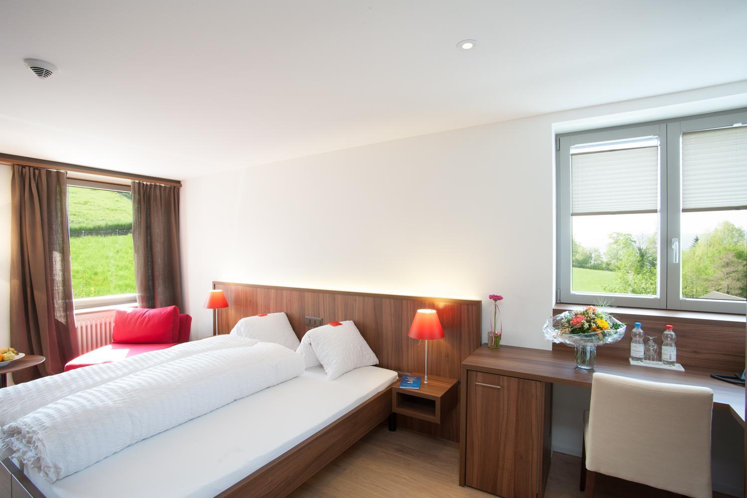 Twin Room with Lake View - Photo 6