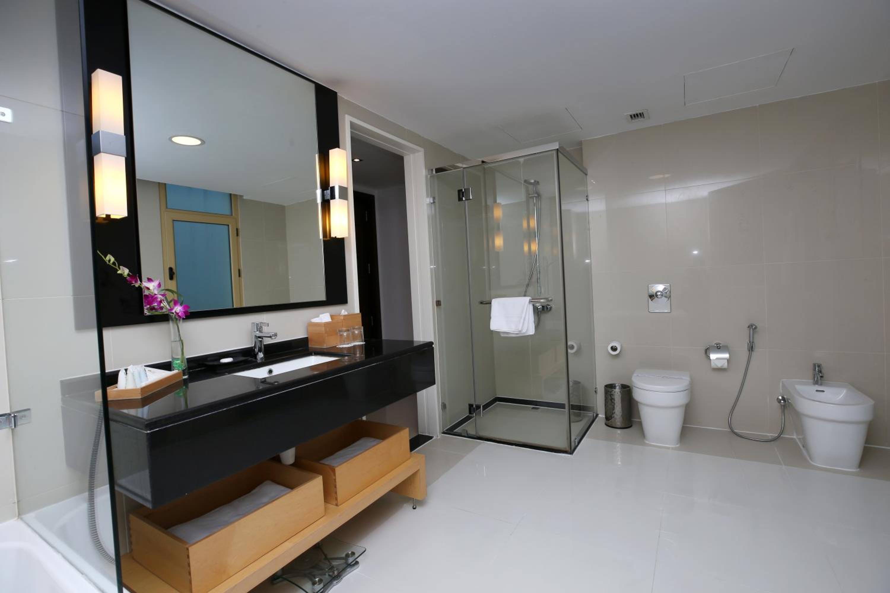 Deluxe Twin with Lounge Area and Bathtub photo 3
