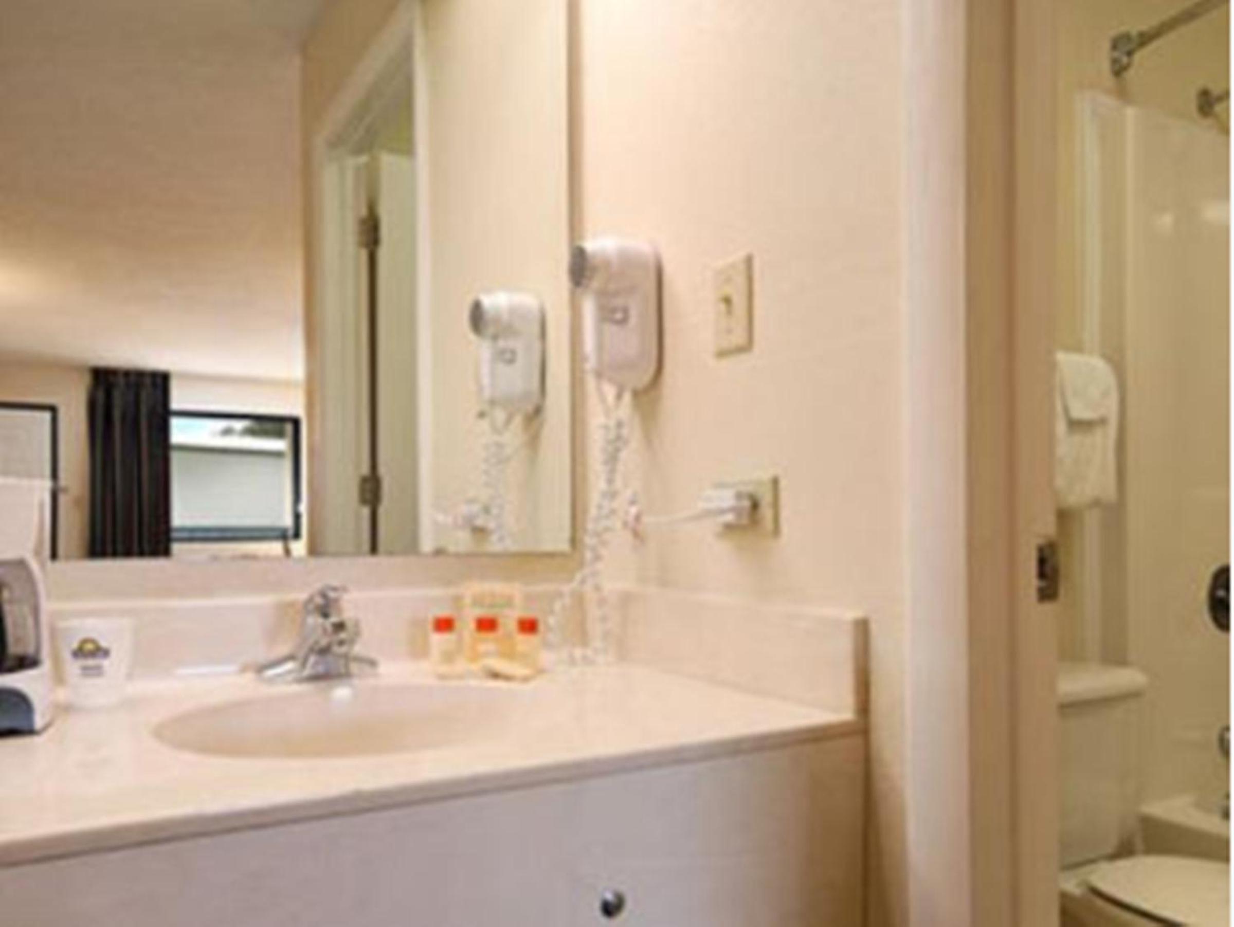 King Room - Non-Smoking - Photo 2