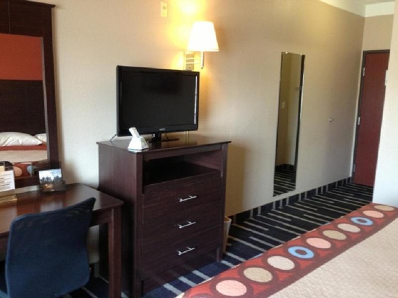1 King, Mobility/Hearing Access Rm/Studio Suite, Bathtub w/ Grab, Non-Smoking - Photo 1